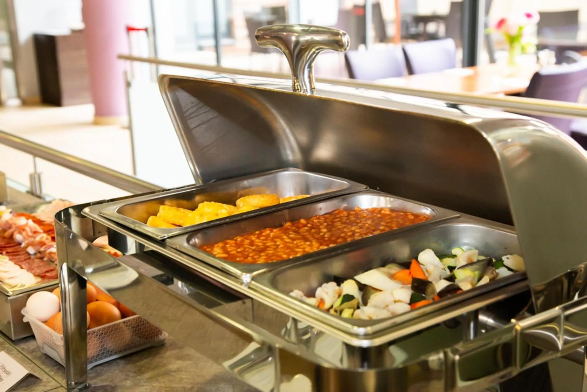 Restaurant/places to eat in Hotel Regnum Residence