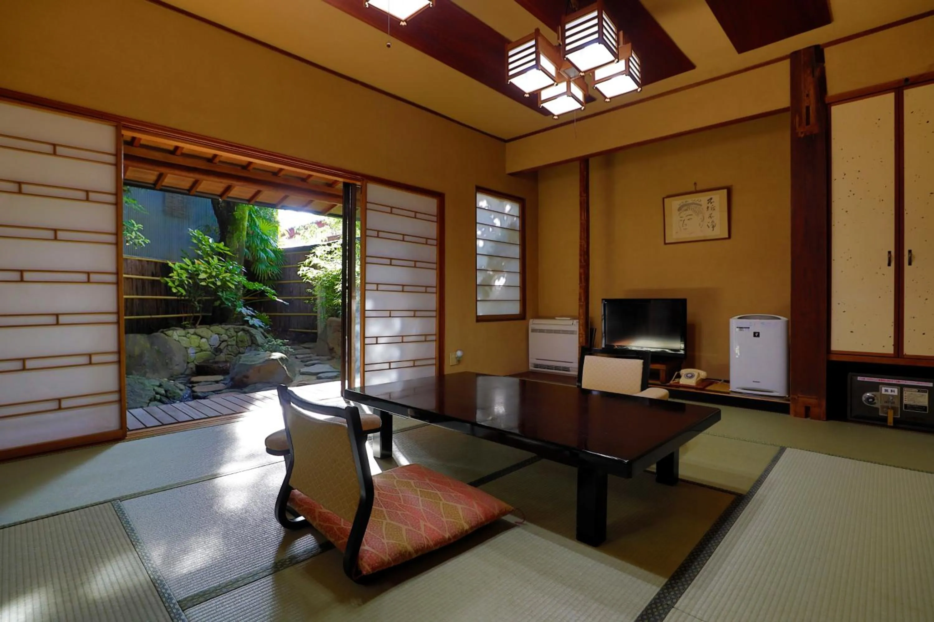 Photo of the whole room in Sakahijiri gyokushoen