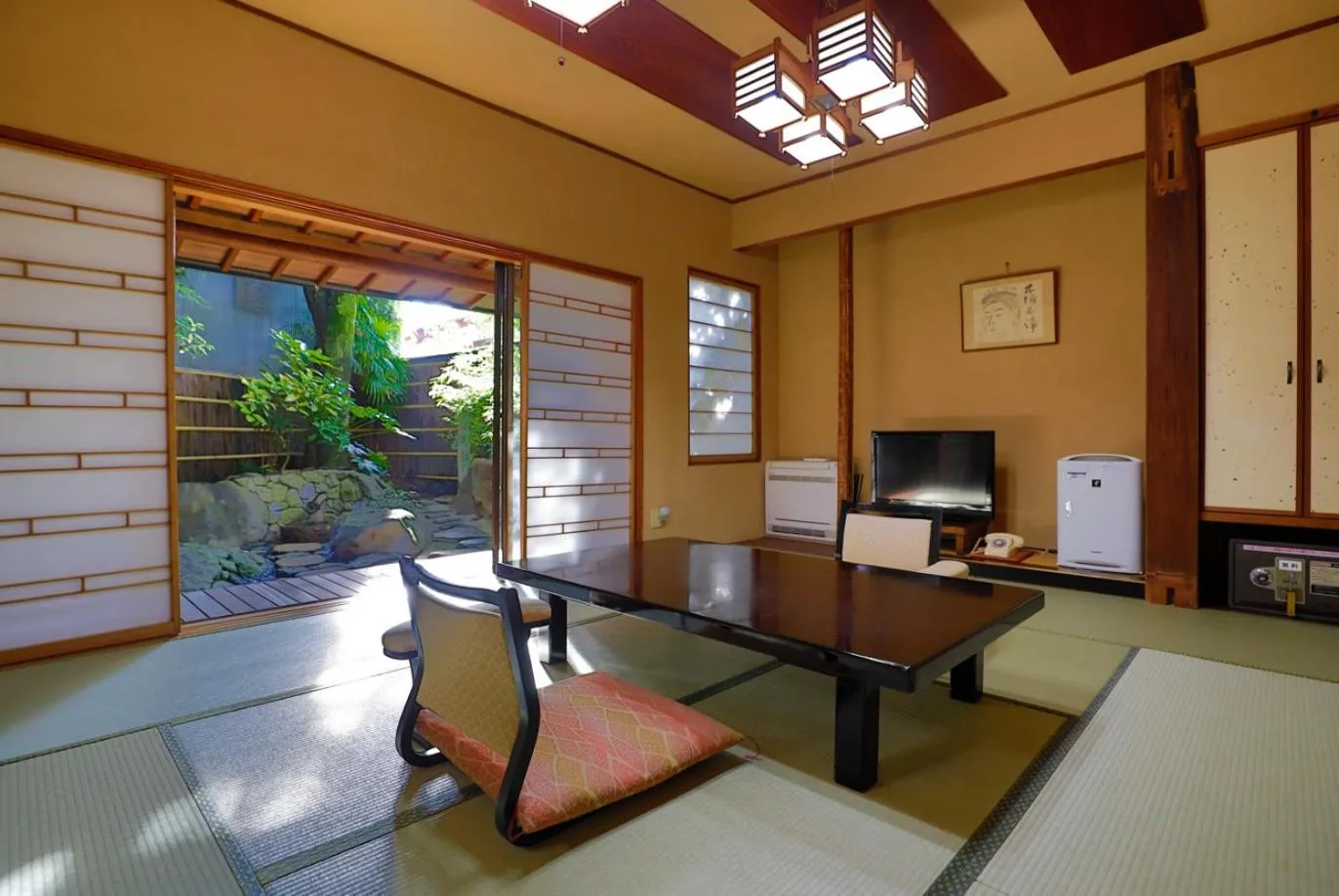 Photo of the whole room in Sakahijiri gyokushoen