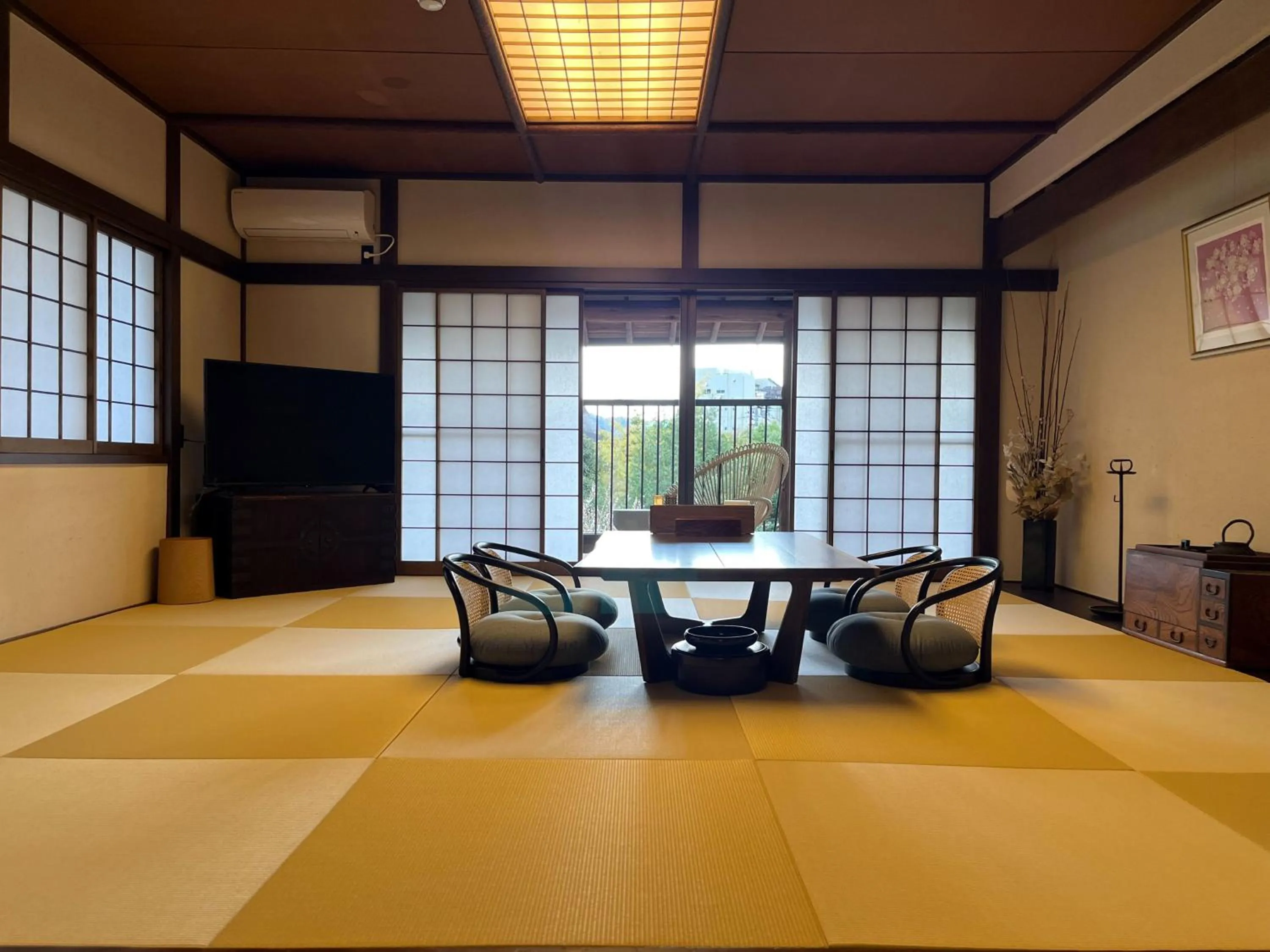 Photo of the whole room in Sakahijiri gyokushoen