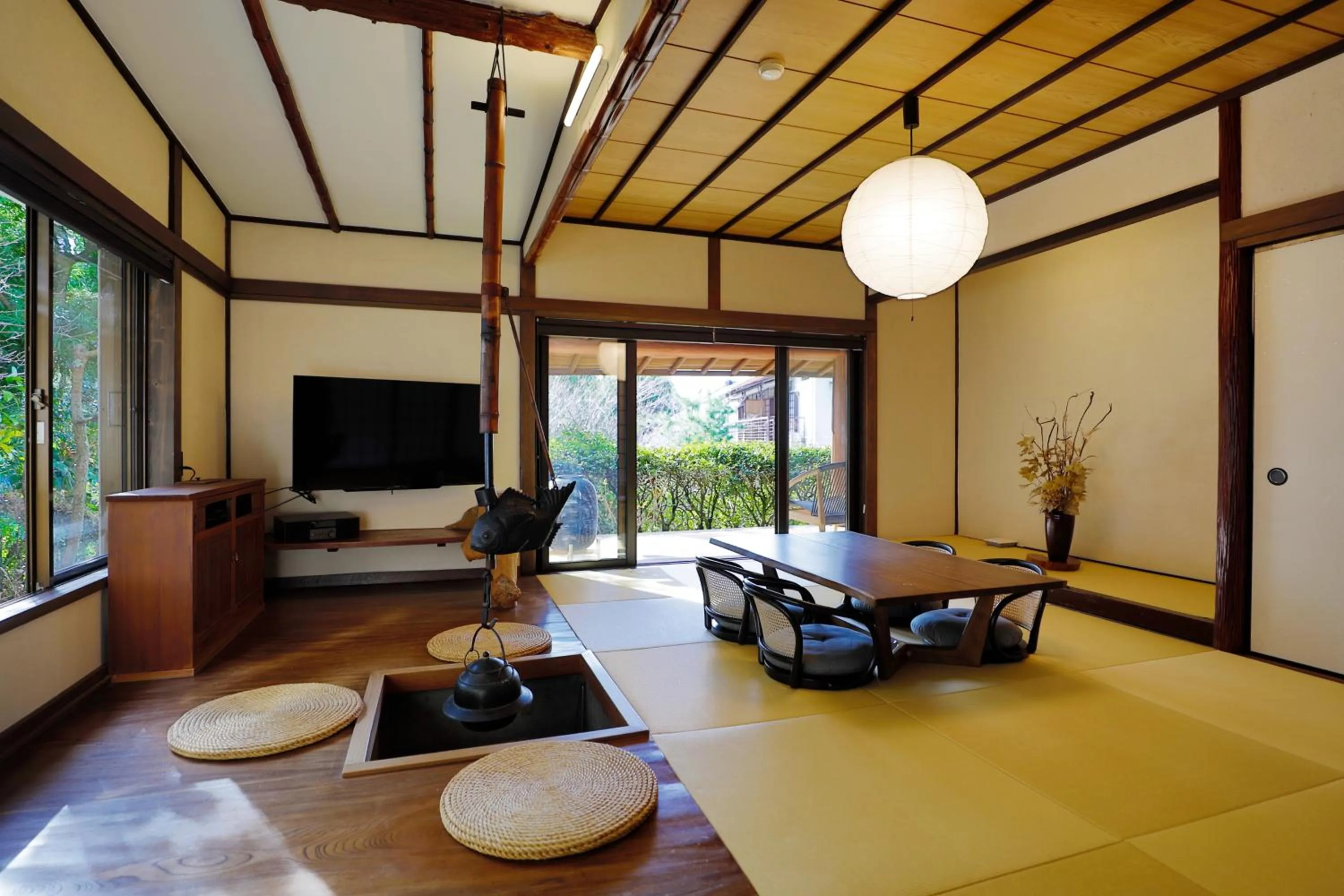 Photo of the whole room in Sakahijiri gyokushoen