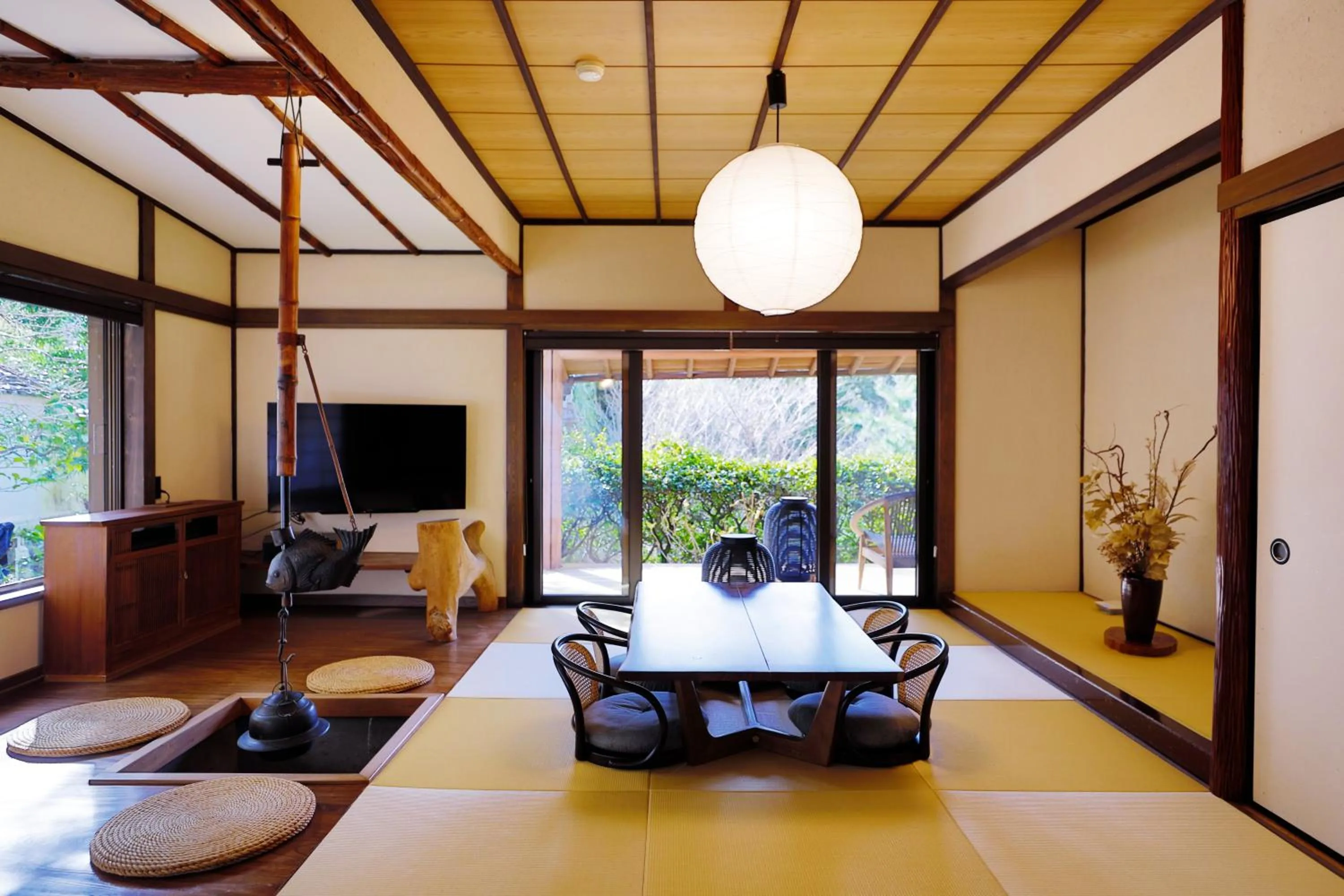 Photo of the whole room in Sakahijiri gyokushoen