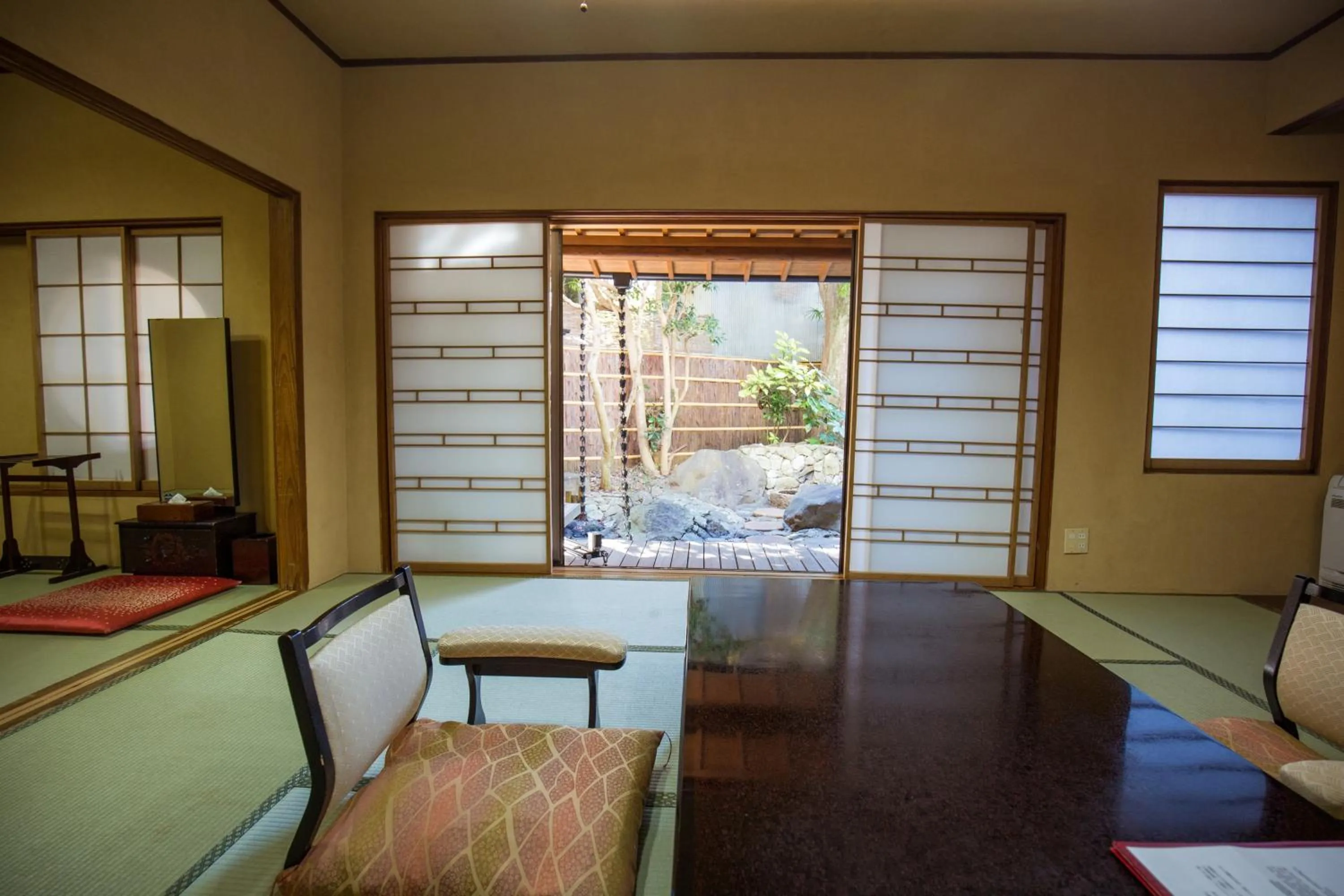 Photo of the whole room in Sakahijiri gyokushoen