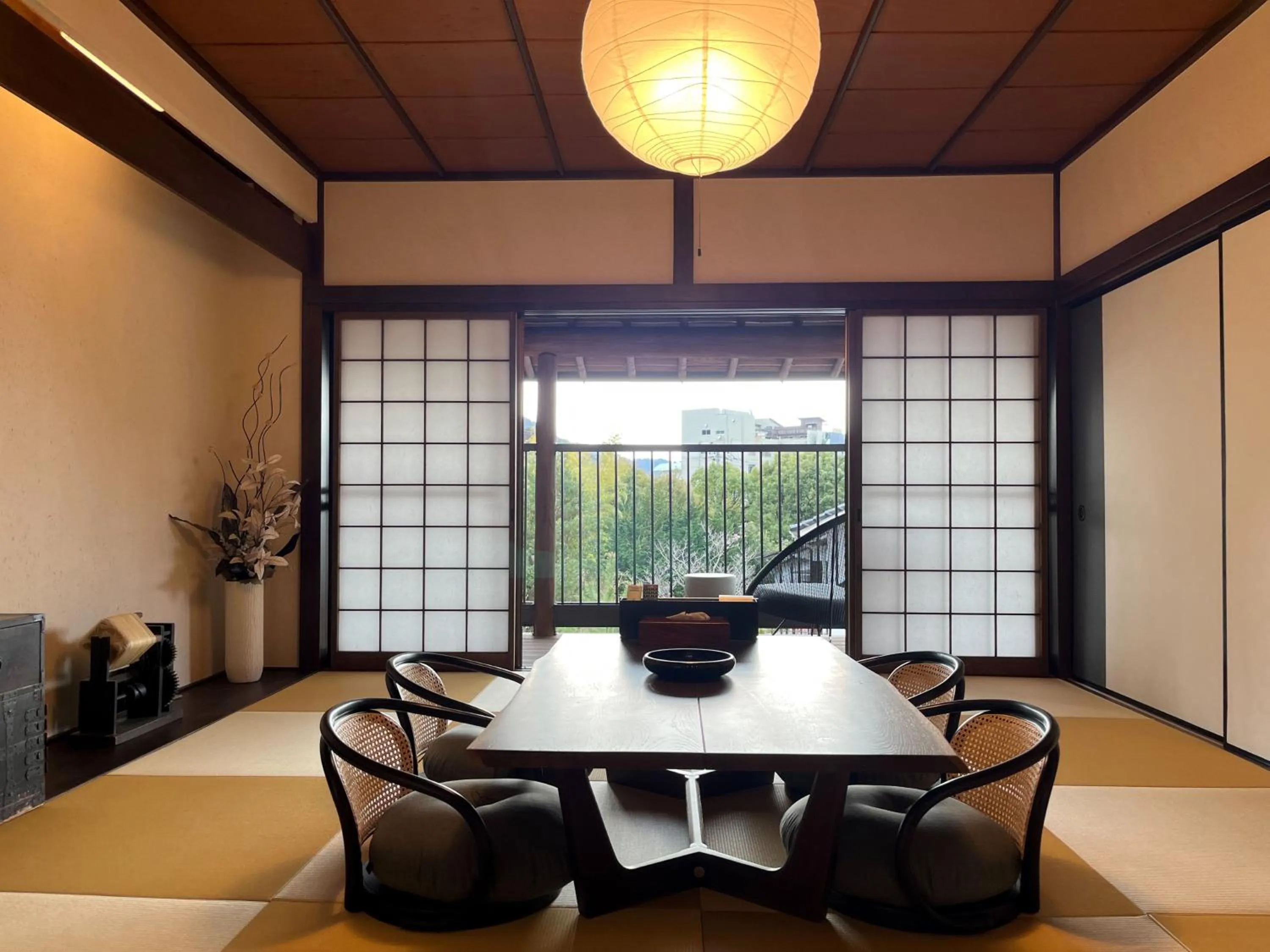 Photo of the whole room in Sakahijiri gyokushoen
