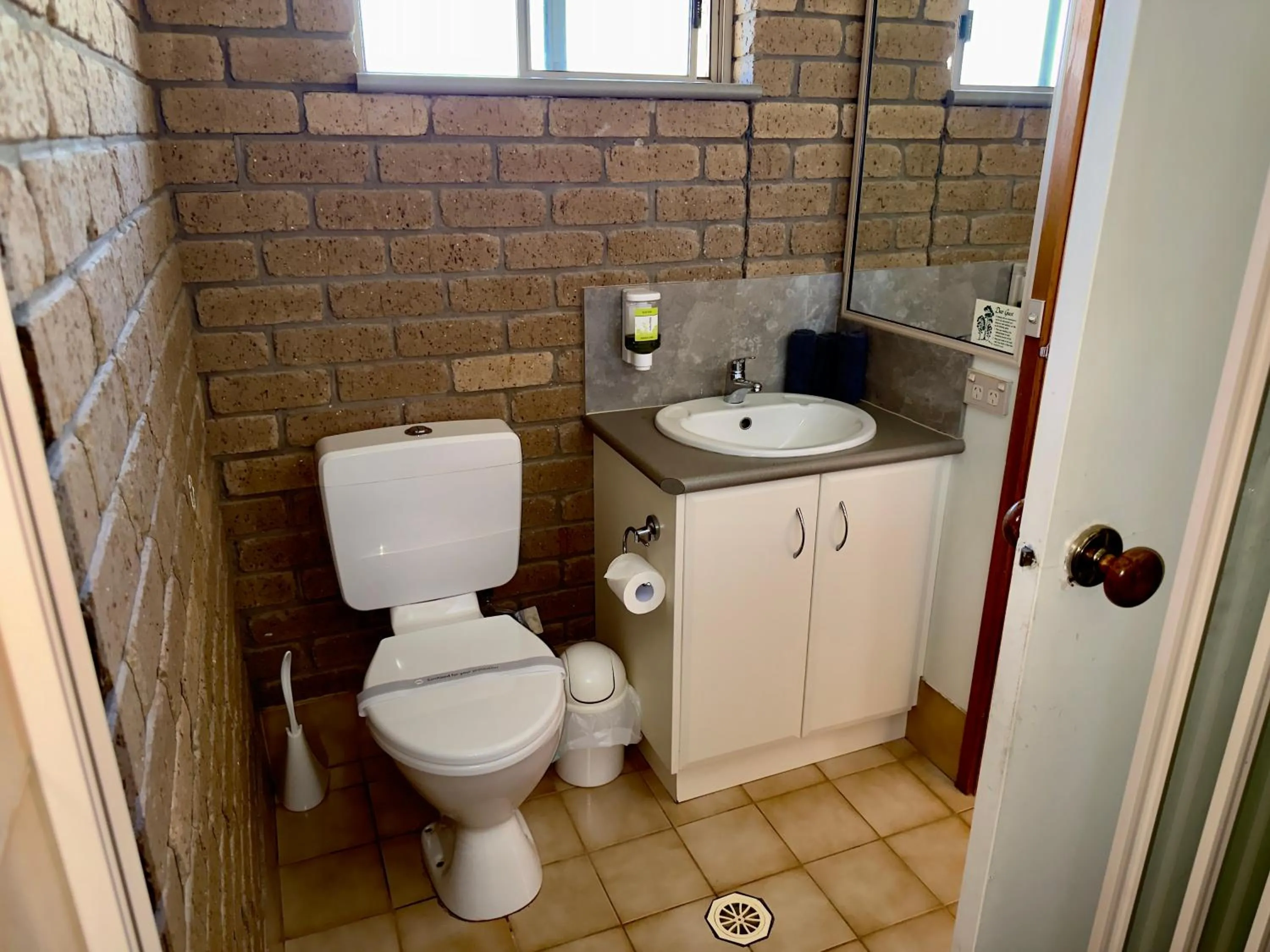 Bathroom in Darling Junction Motor Inn