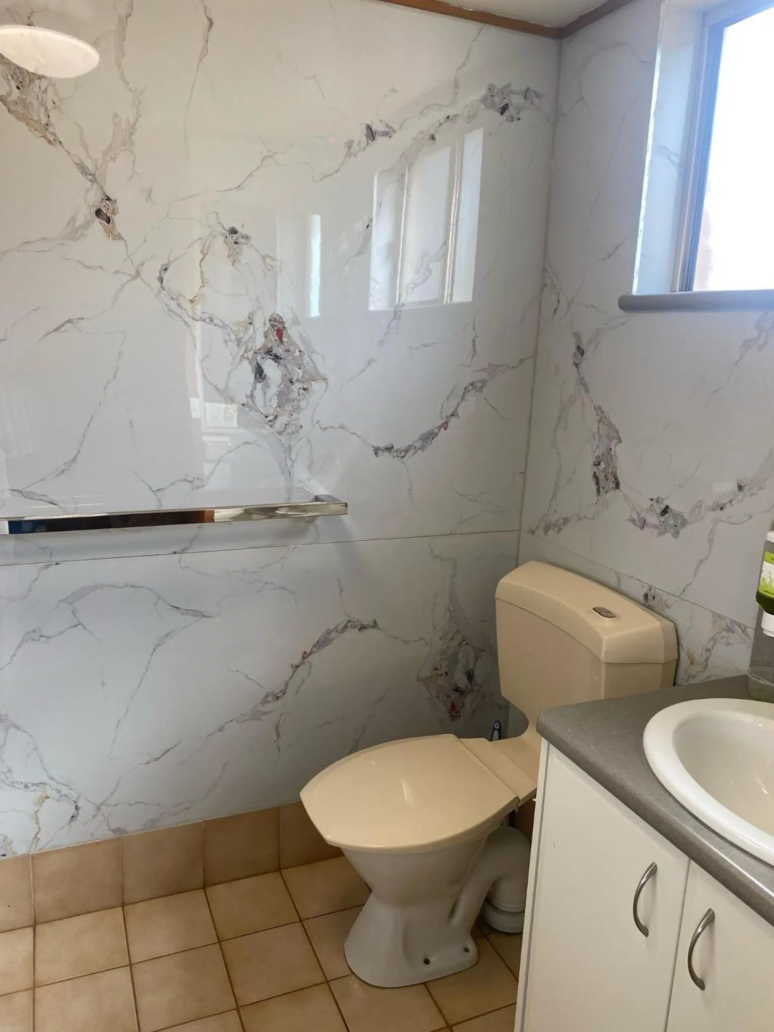 Toilet in Darling Junction Motor Inn