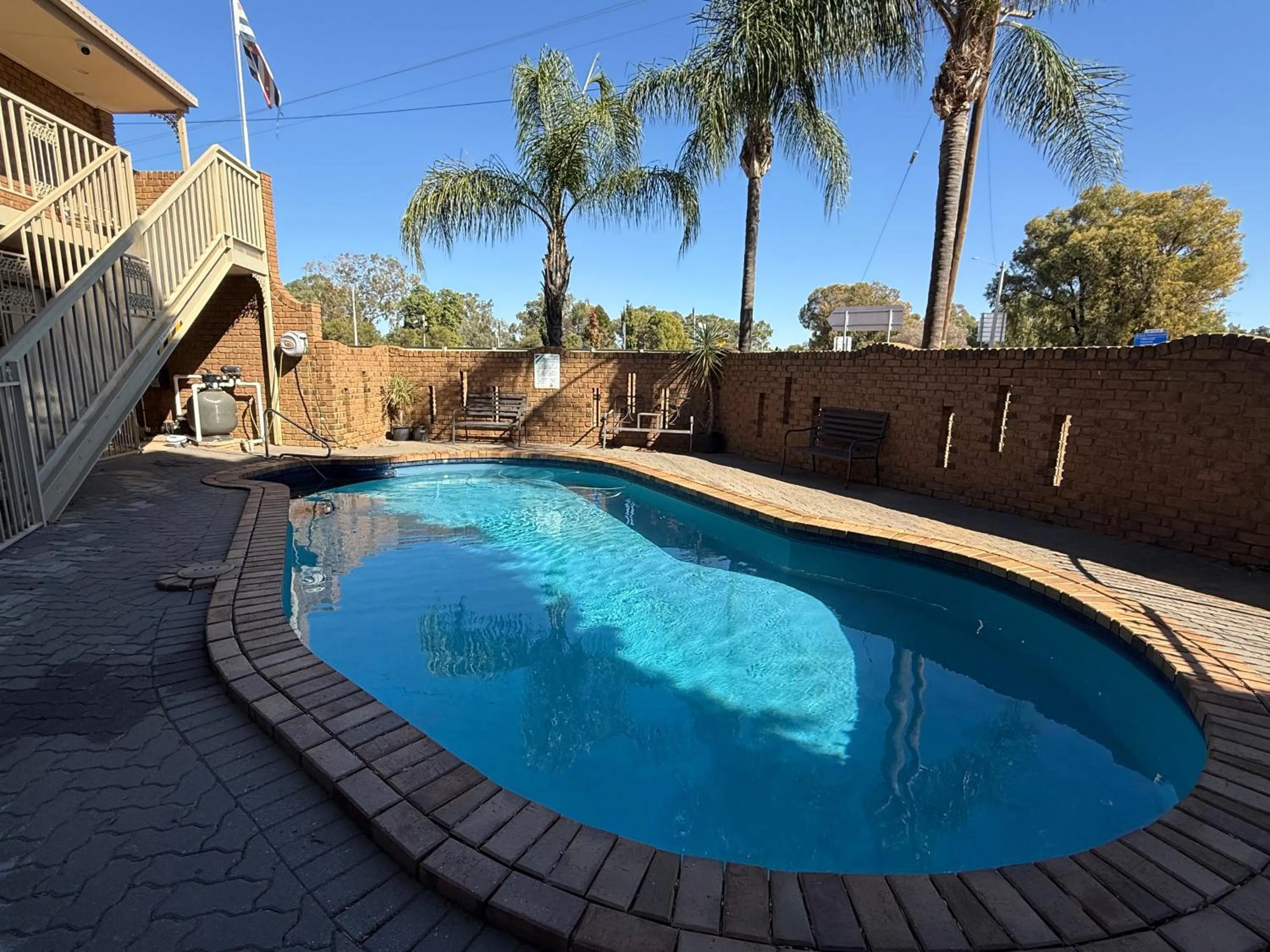 Swimming pool in Darling Junction Motor Inn