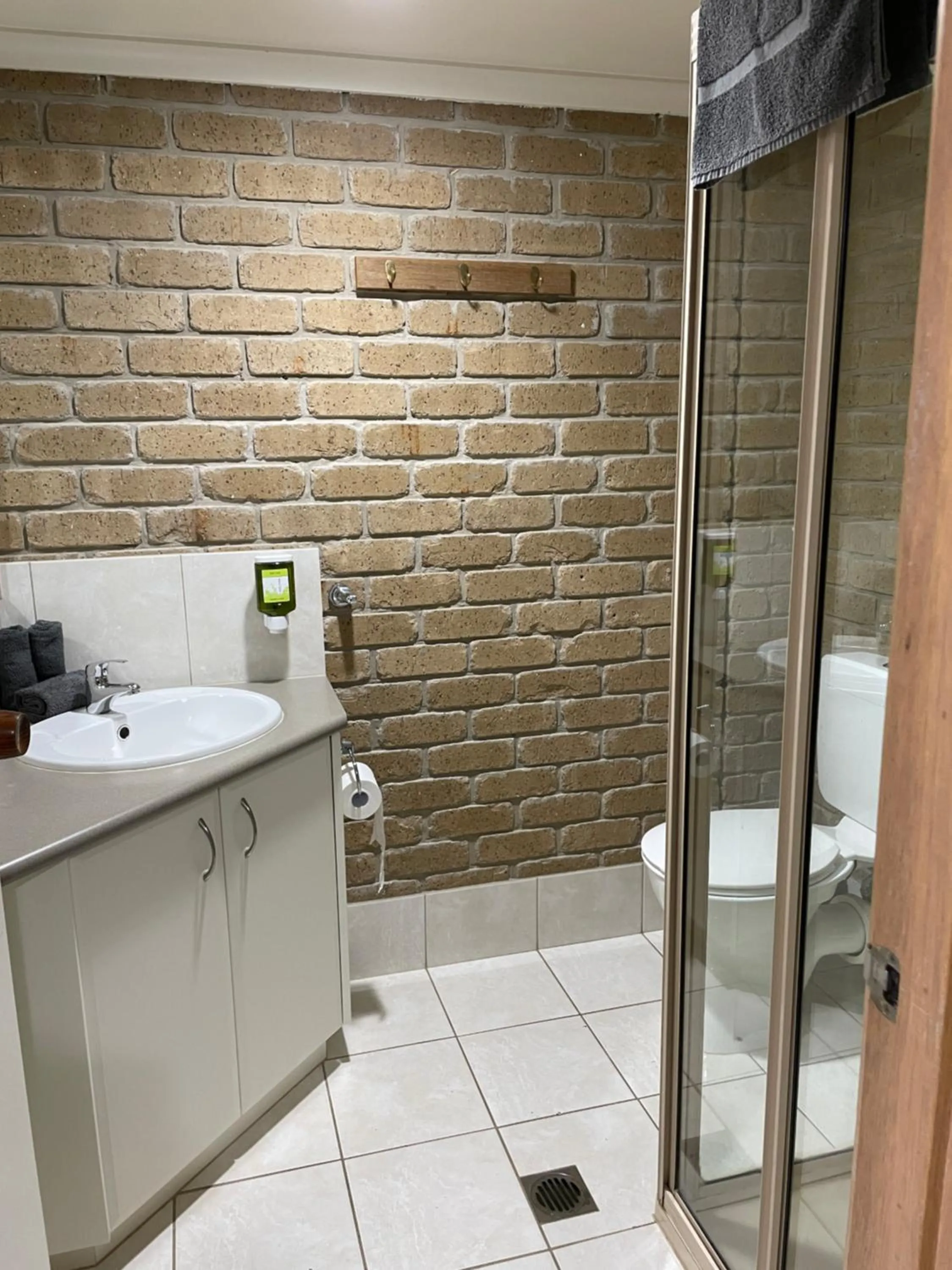 Bathroom in Darling Junction Motor Inn