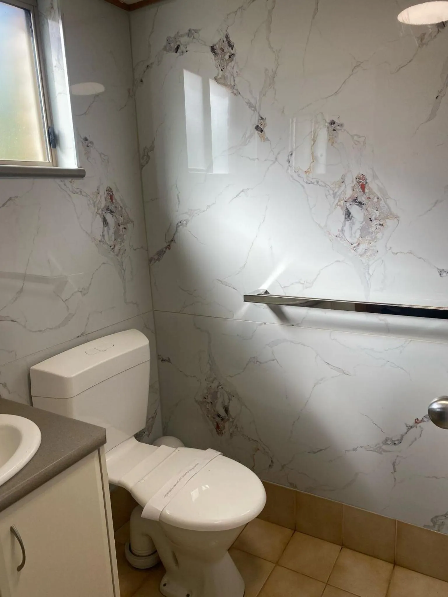 Toilet in Darling Junction Motor Inn