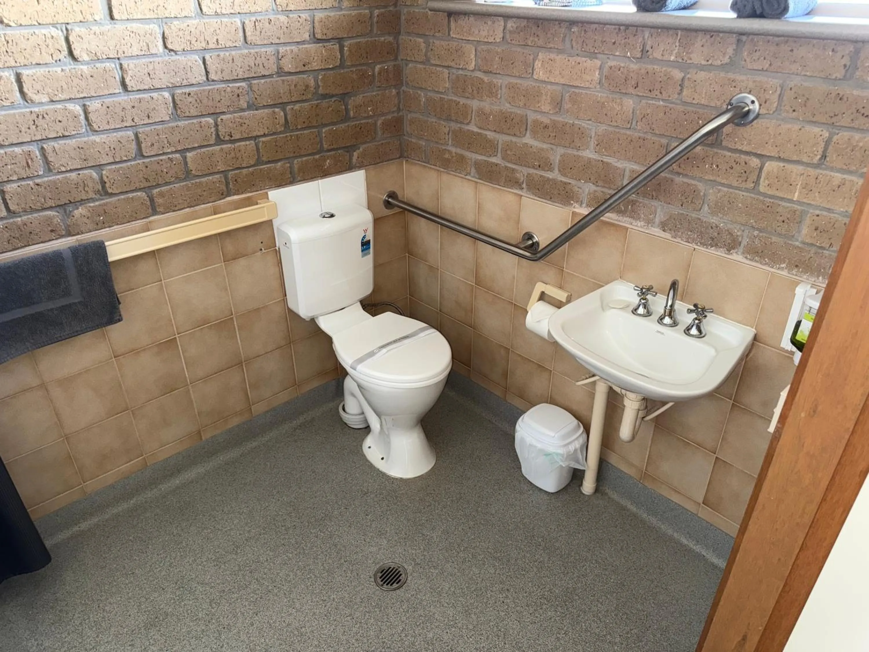 Bathroom in Darling Junction Motor Inn