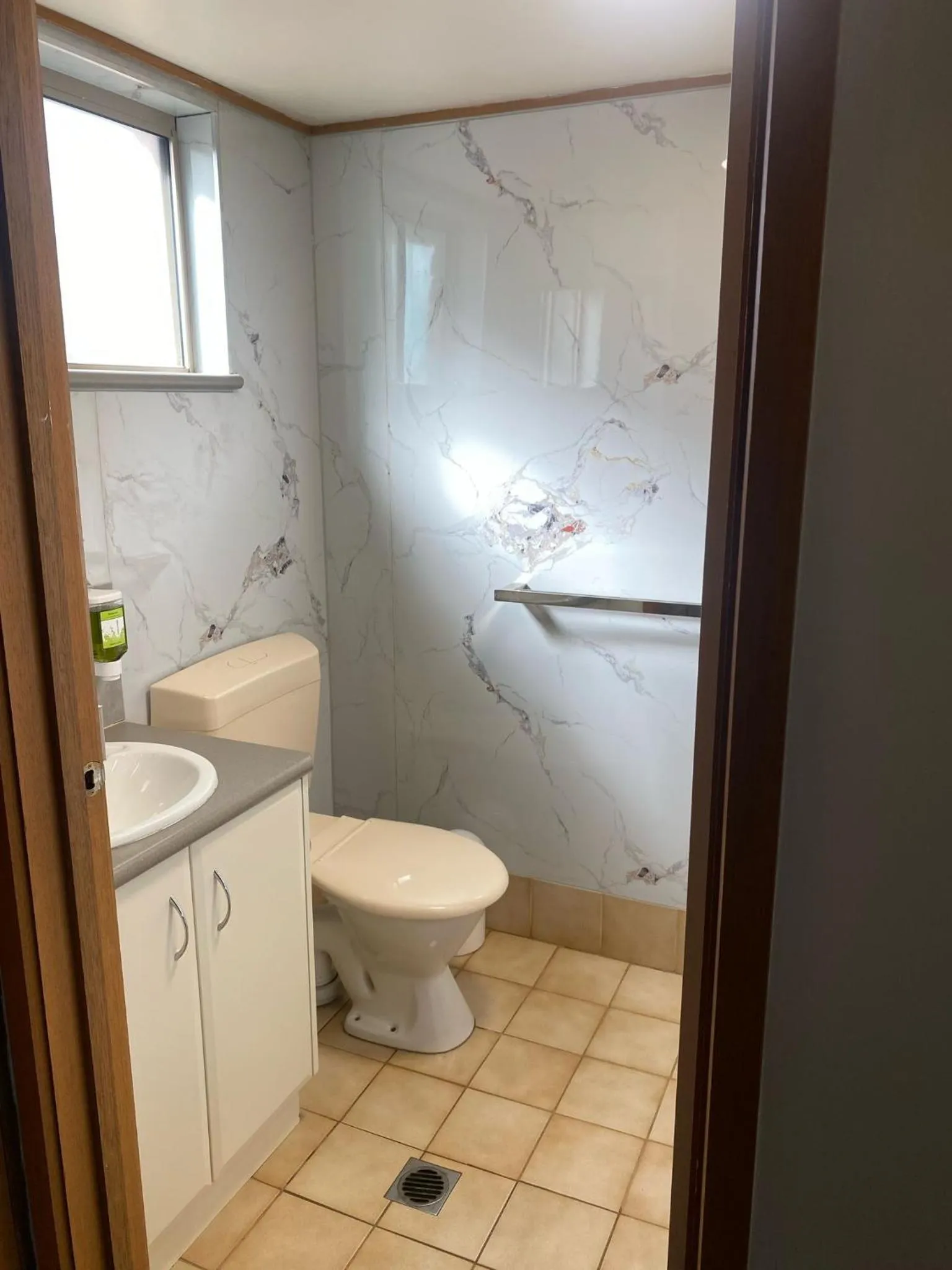 Toilet in Darling Junction Motor Inn