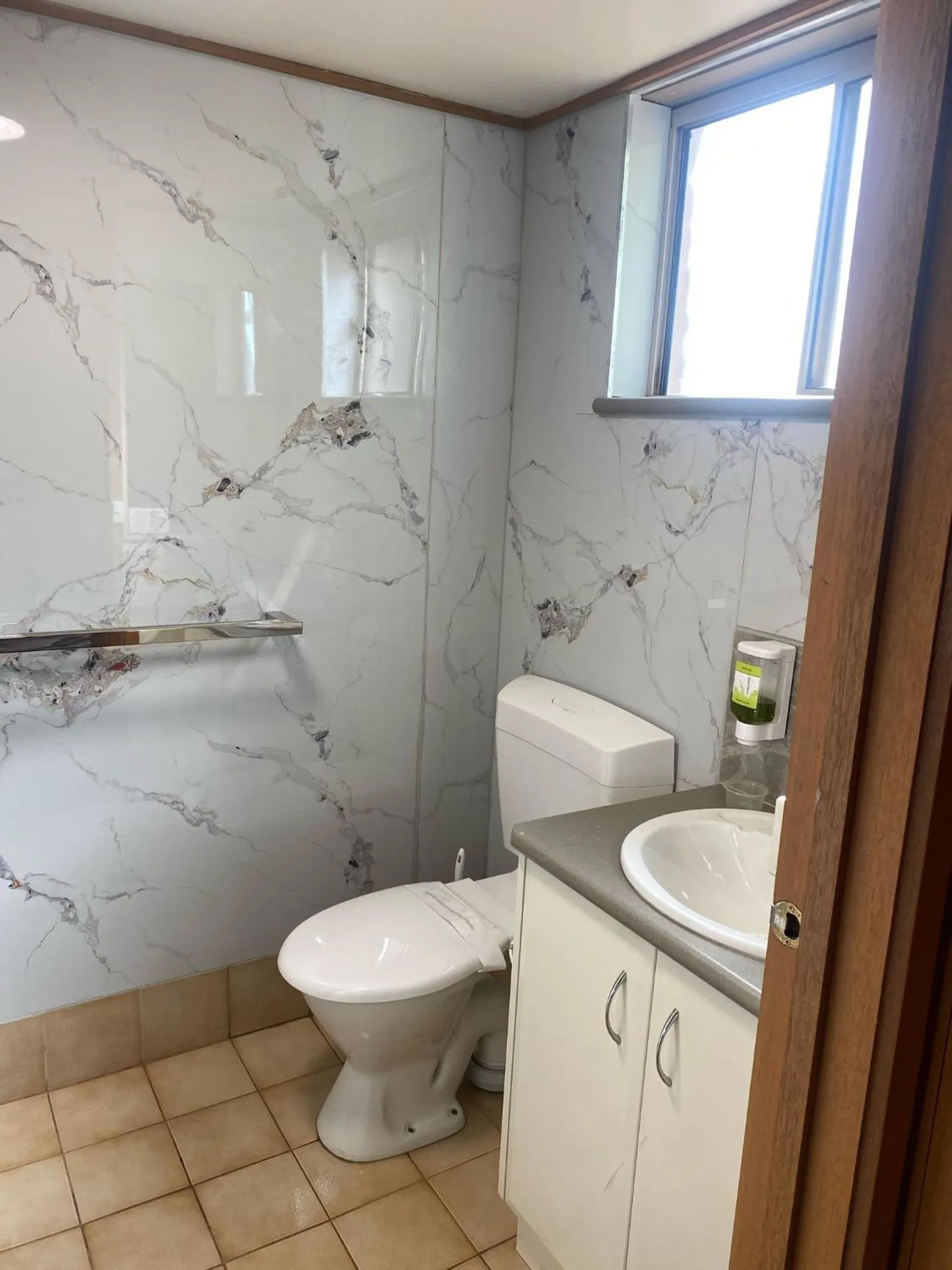 Toilet in Darling Junction Motor Inn