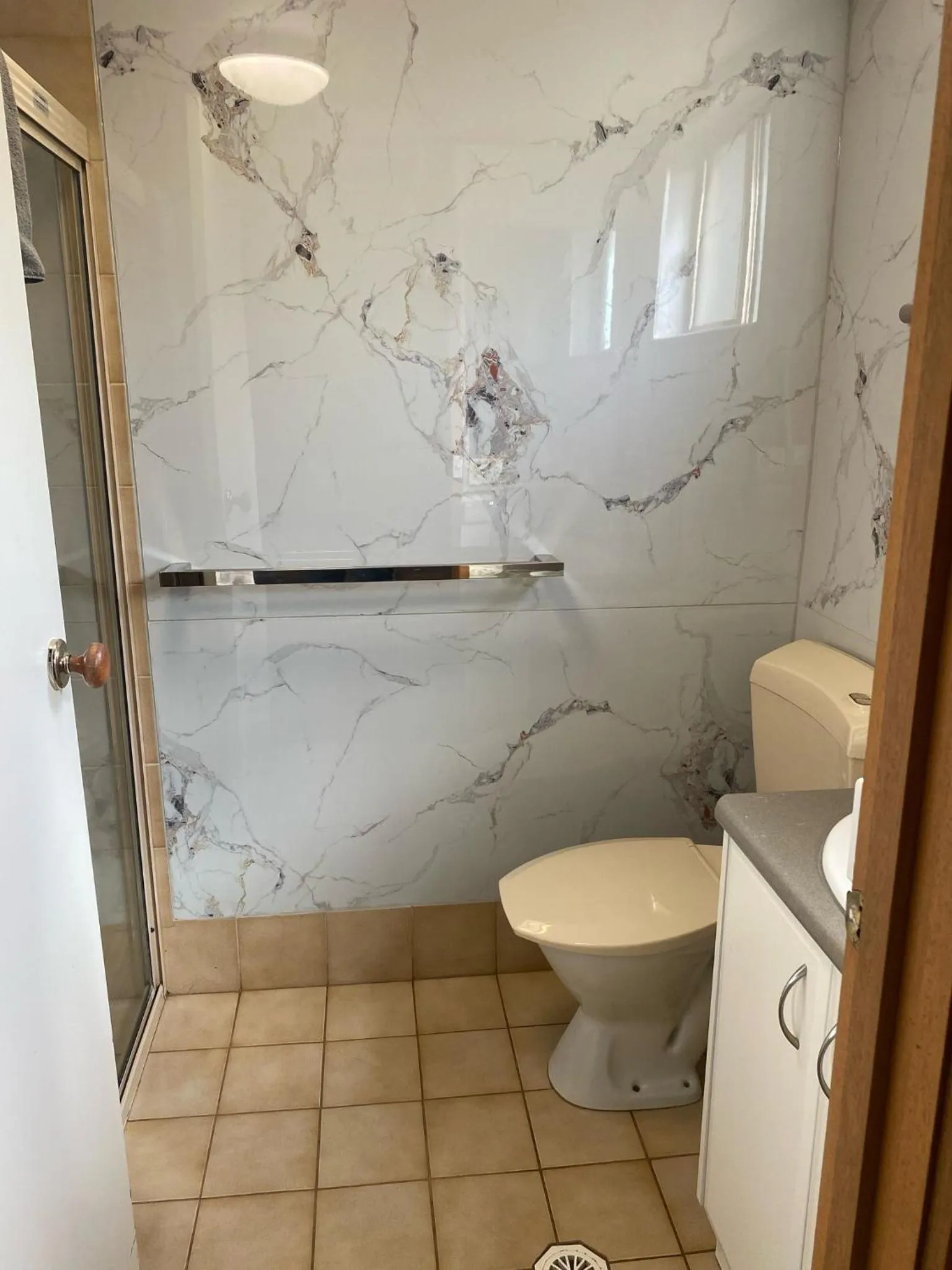 Toilet in Darling Junction Motor Inn