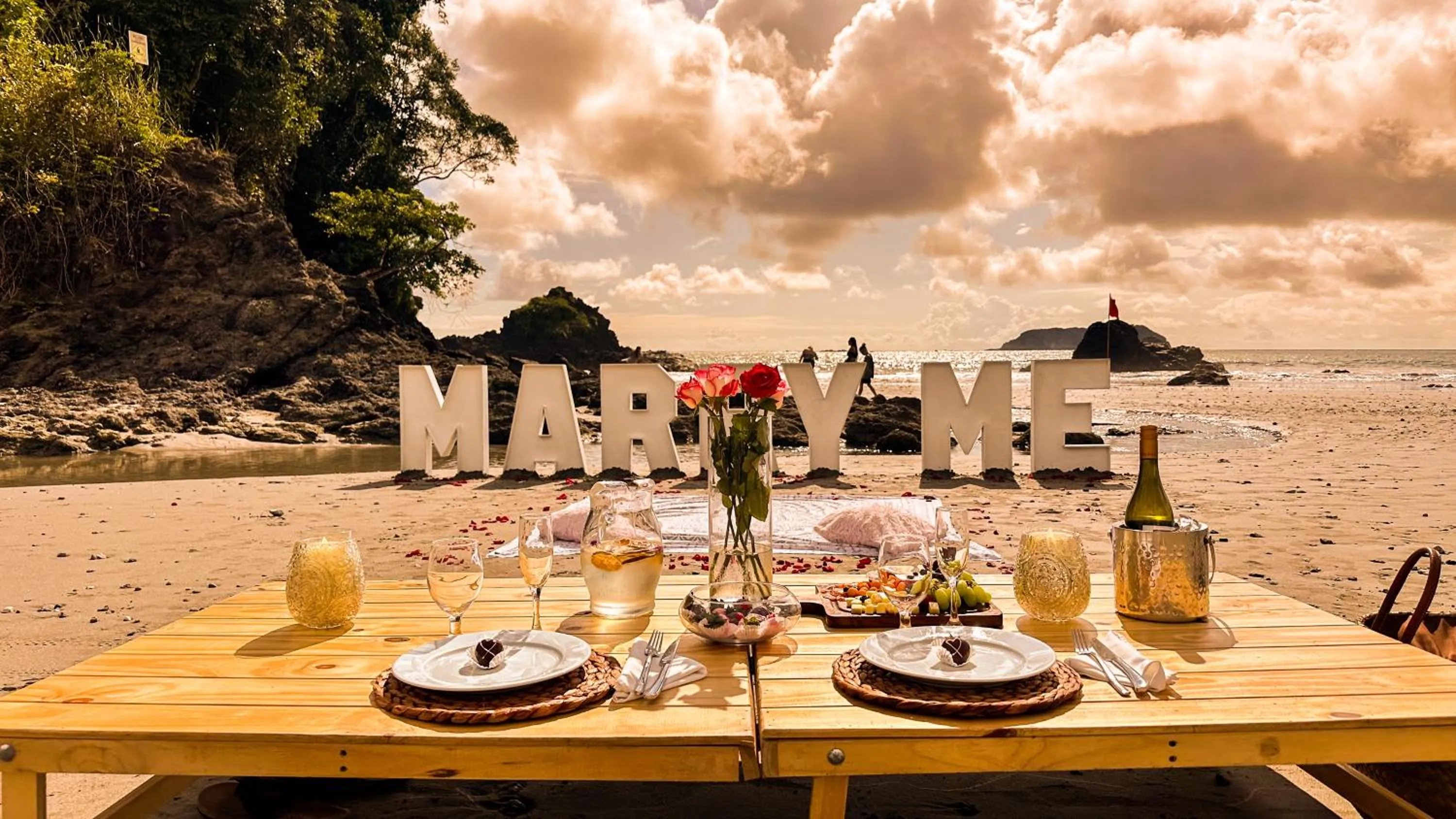 Food and drinks in Villa Roca Boutique Resort & Suites - ADULT ONLY