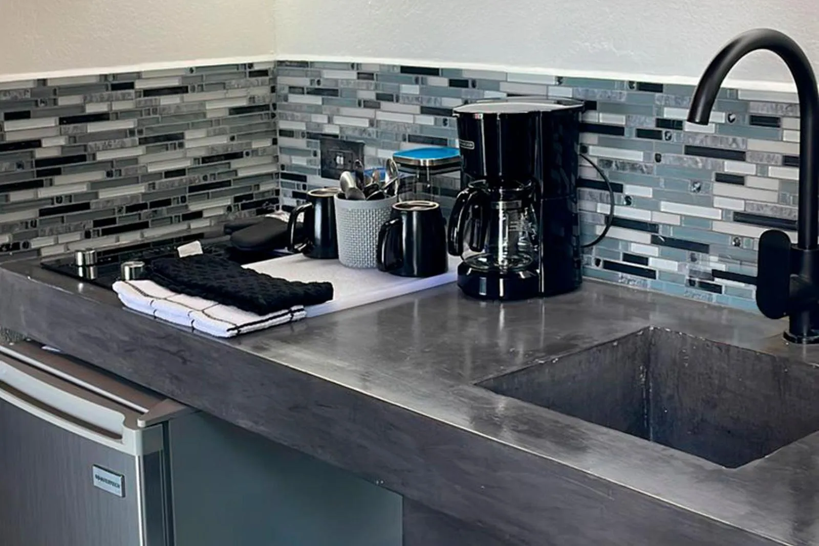 Kitchen or kitchenette in Villa Roca Boutique Resort & Suites - ADULT ONLY