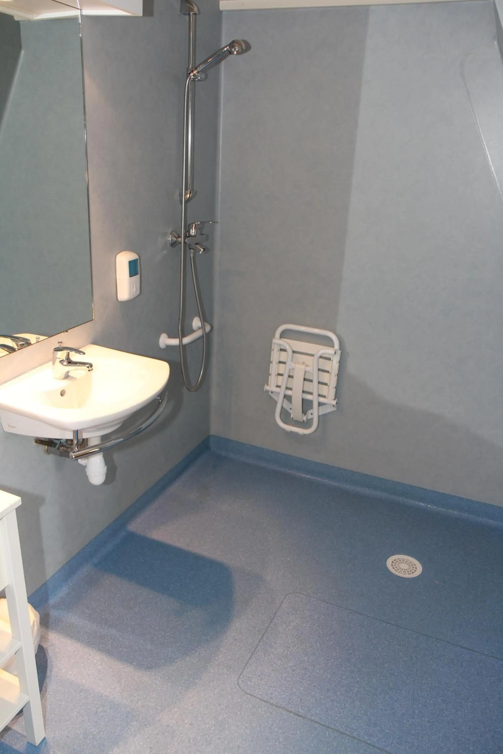 Bathroom in Rev'hotel