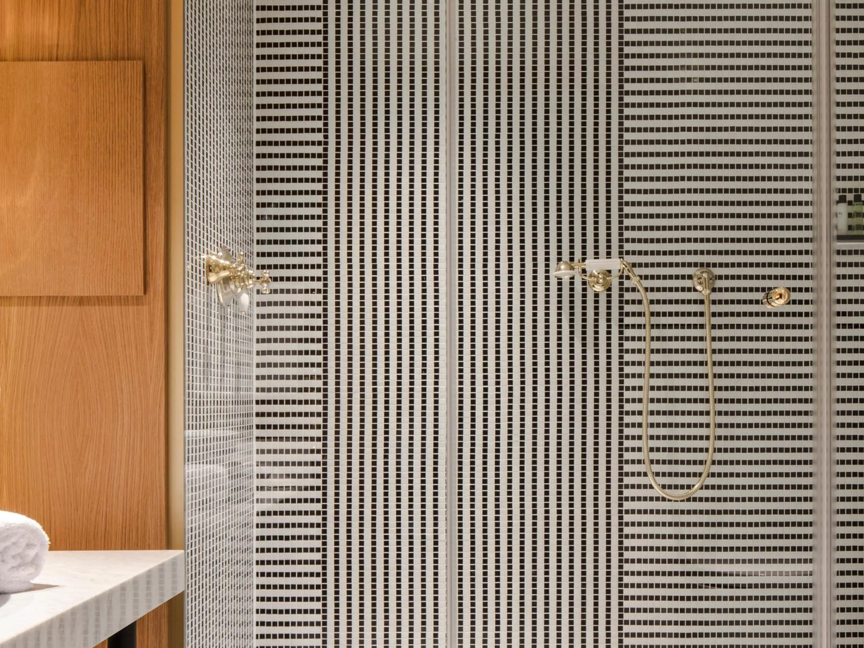 Bathroom in Hôtel Vernet Champs Elysées Paris