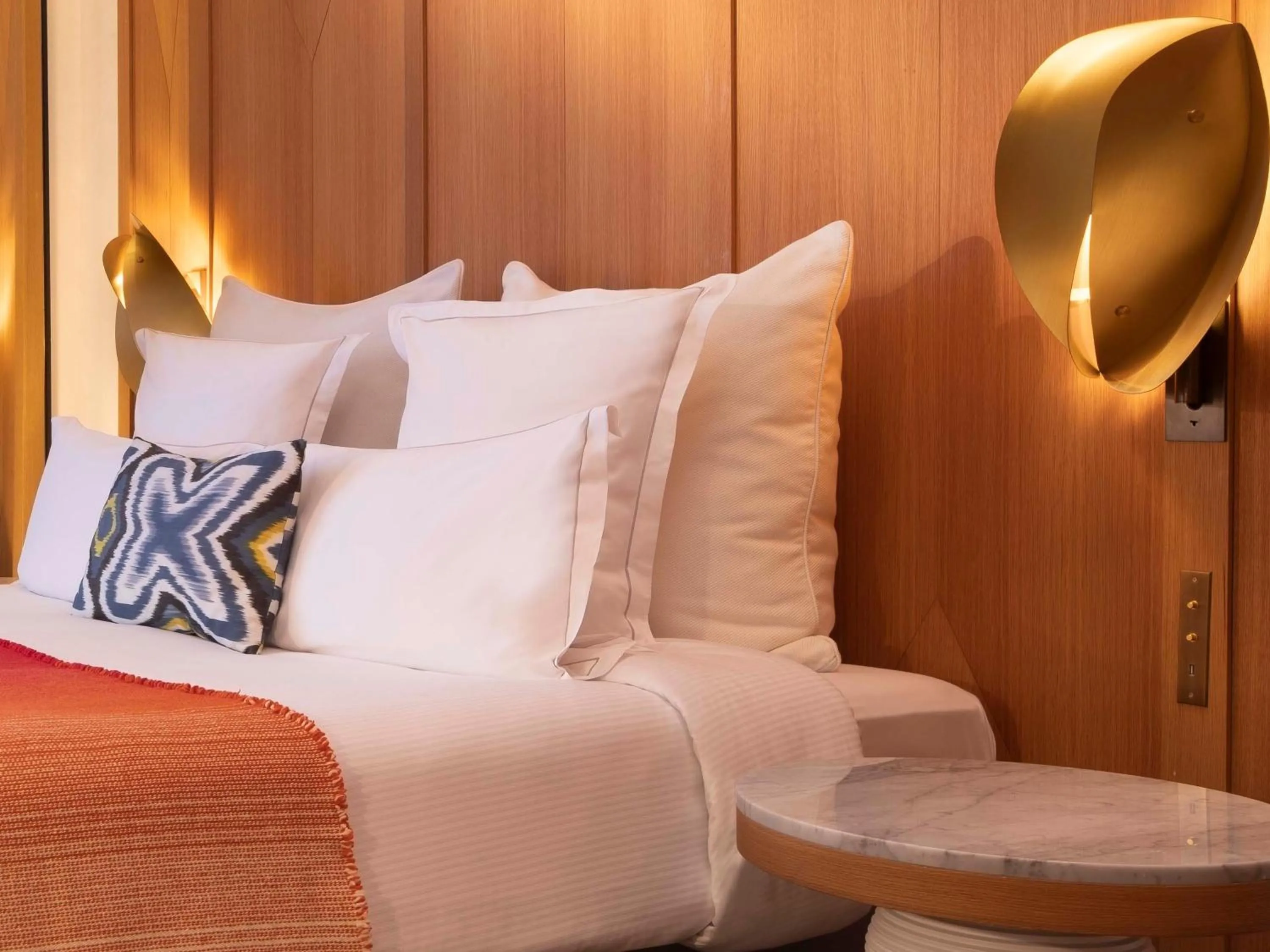 Bedroom, Bed in Hôtel Vernet Champs Elysées Paris