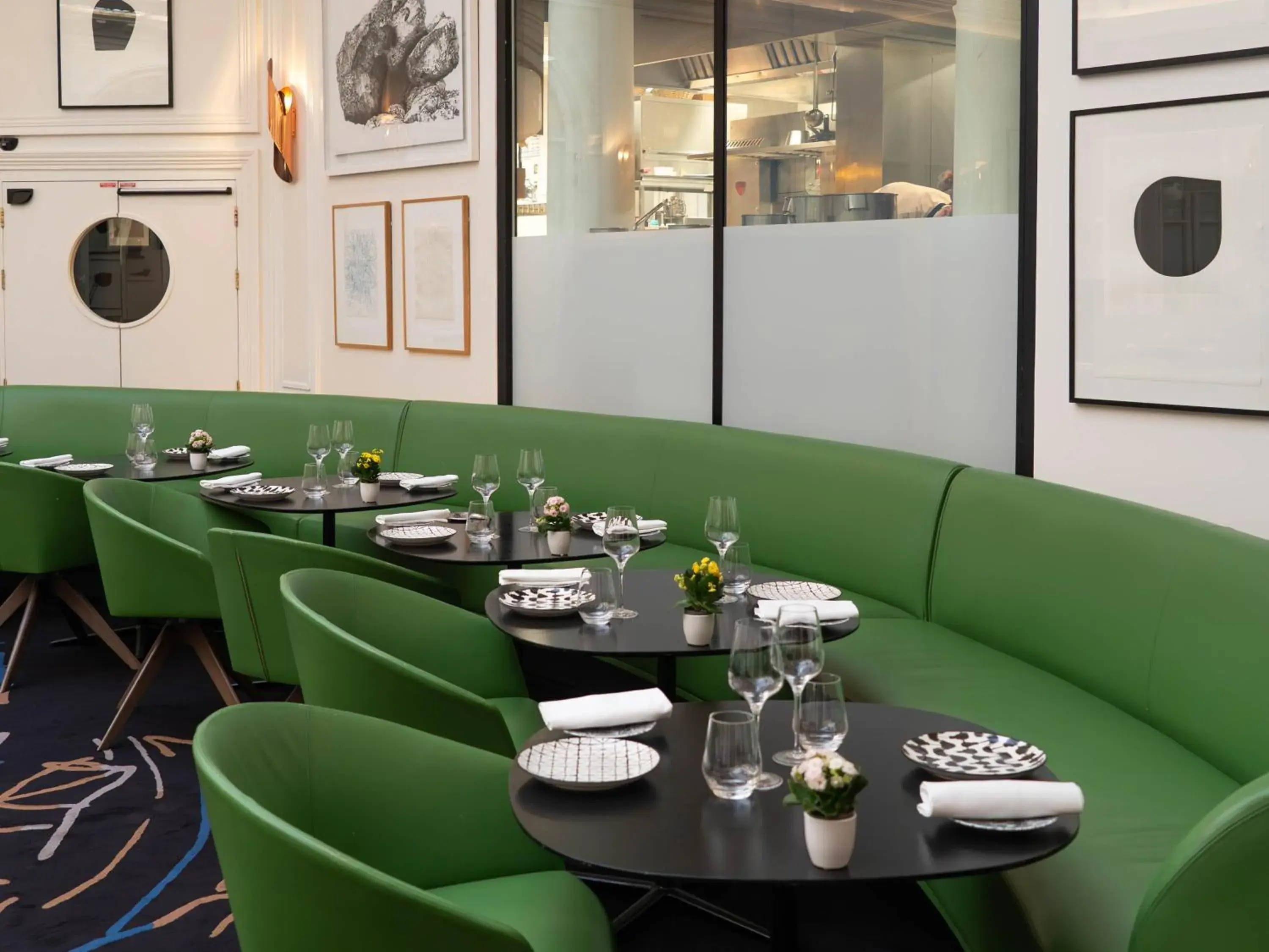 Restaurant/places to eat in Hôtel Vernet Champs Elysées Paris Restaurant/places to eat in Hôtel Vernet Champs Elysées Paris