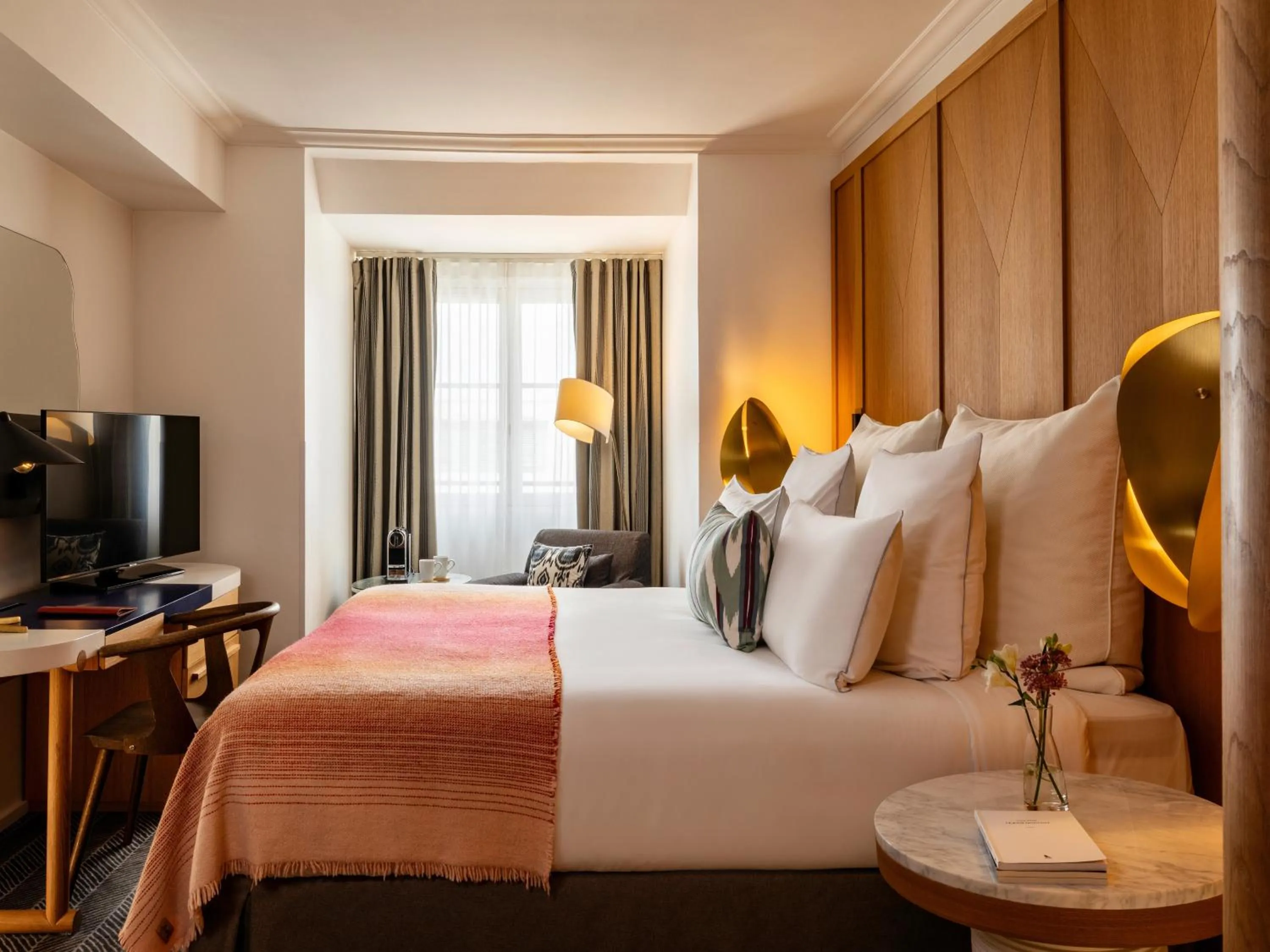 Bedroom, Bed in Hôtel Vernet Champs Elysées Paris