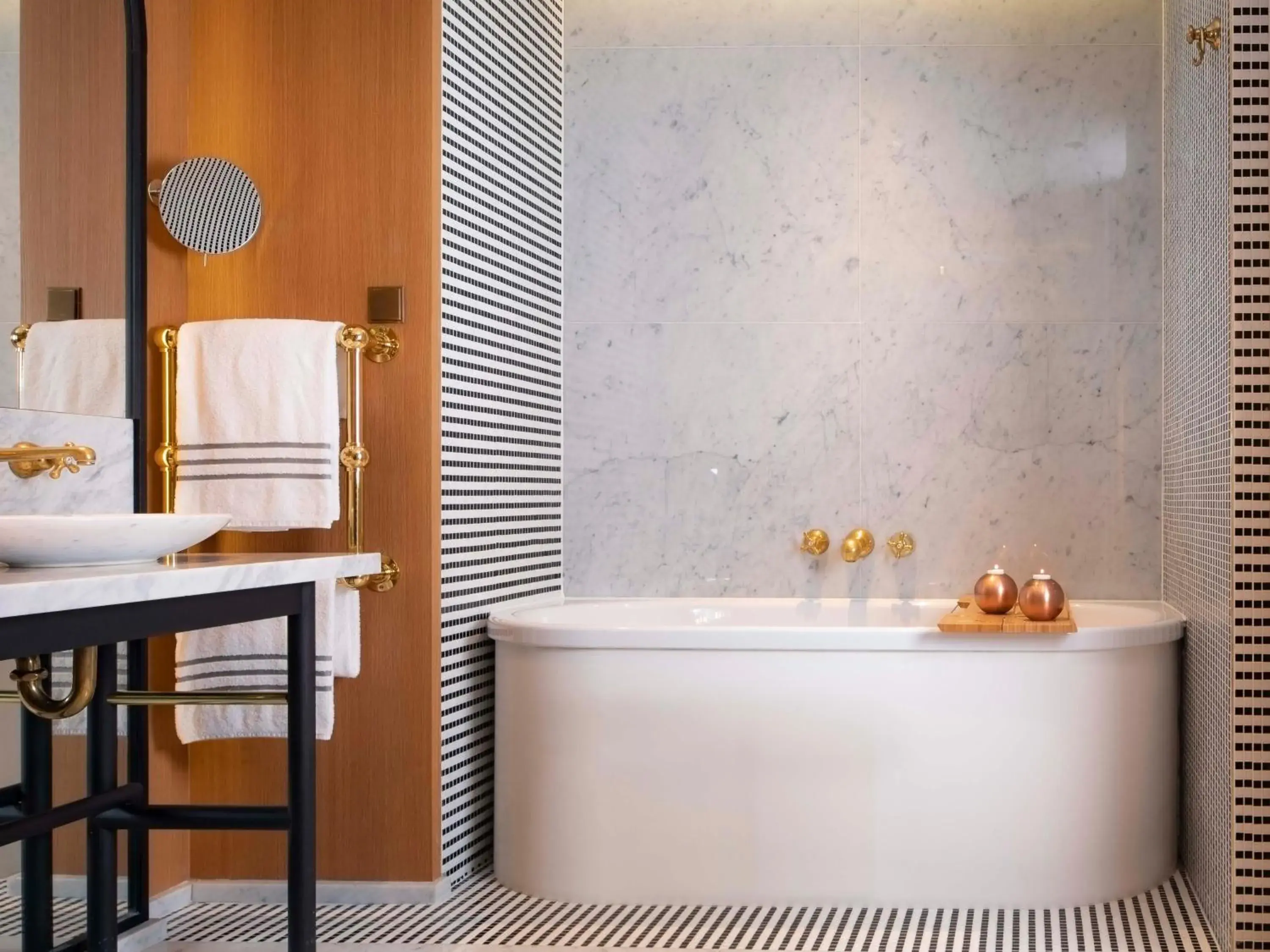 Bathroom in Hôtel Vernet Champs Elysées Paris Bathroom in Hôtel Vernet Champs Elysées Paris