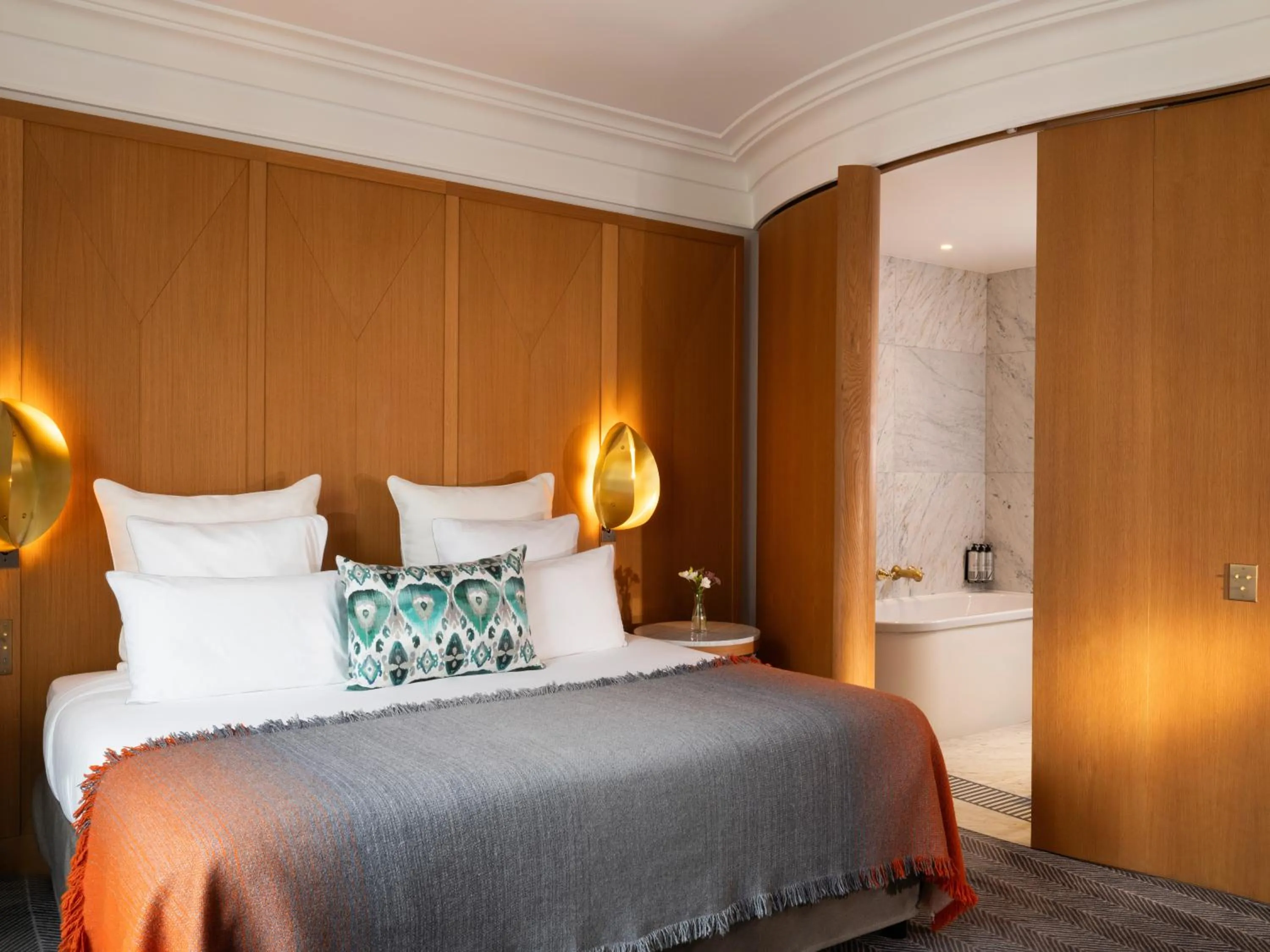 Bedroom, Bed in Hôtel Vernet Champs Elysées Paris