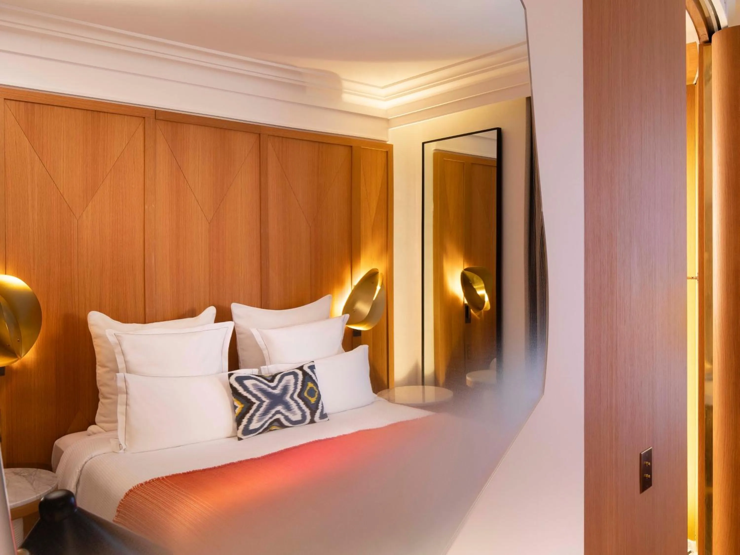 Bedroom, Bed in Hôtel Vernet Champs Elysées Paris