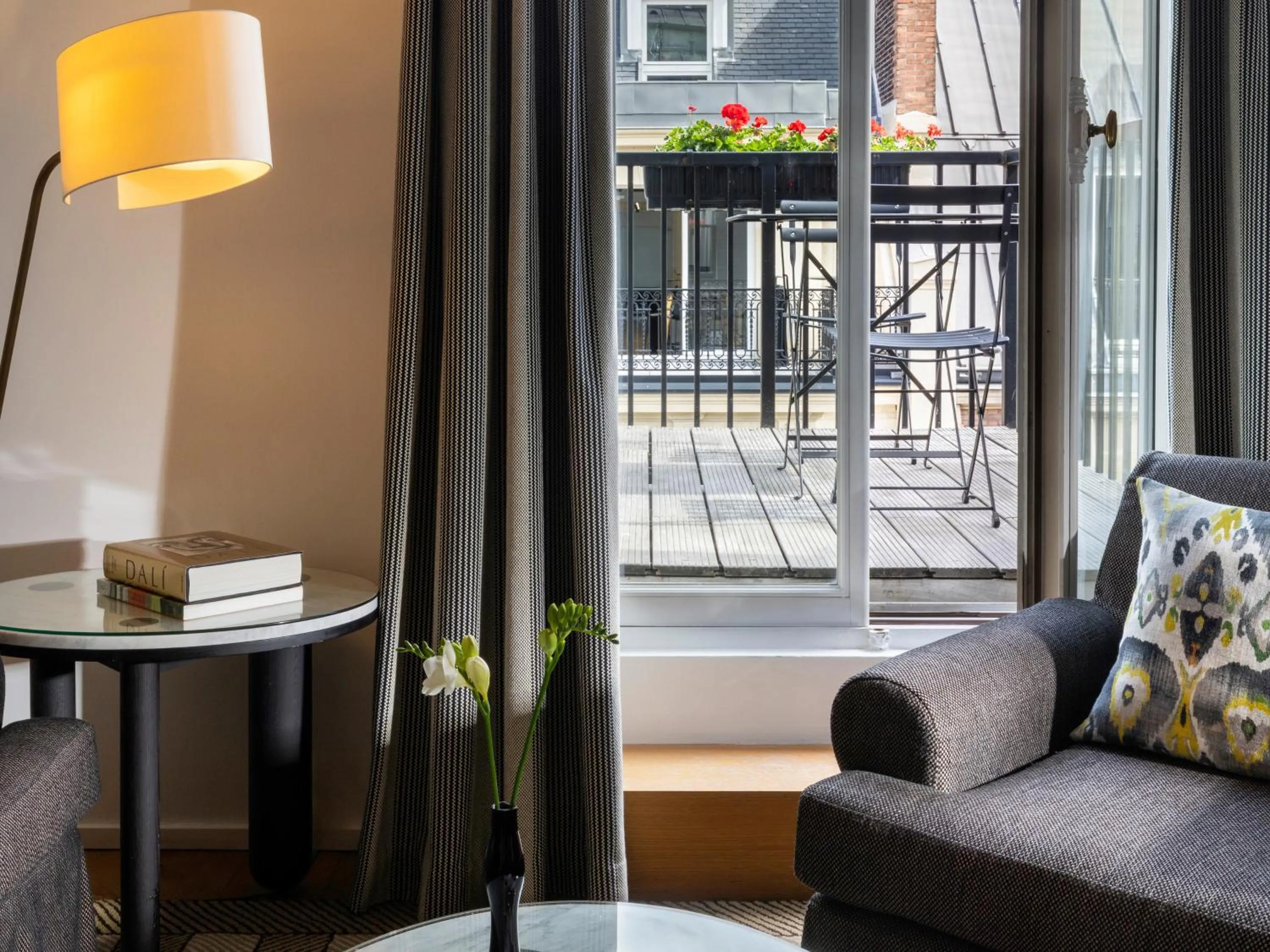 Balcony/Terrace in Hôtel Vernet Champs Elysées Paris