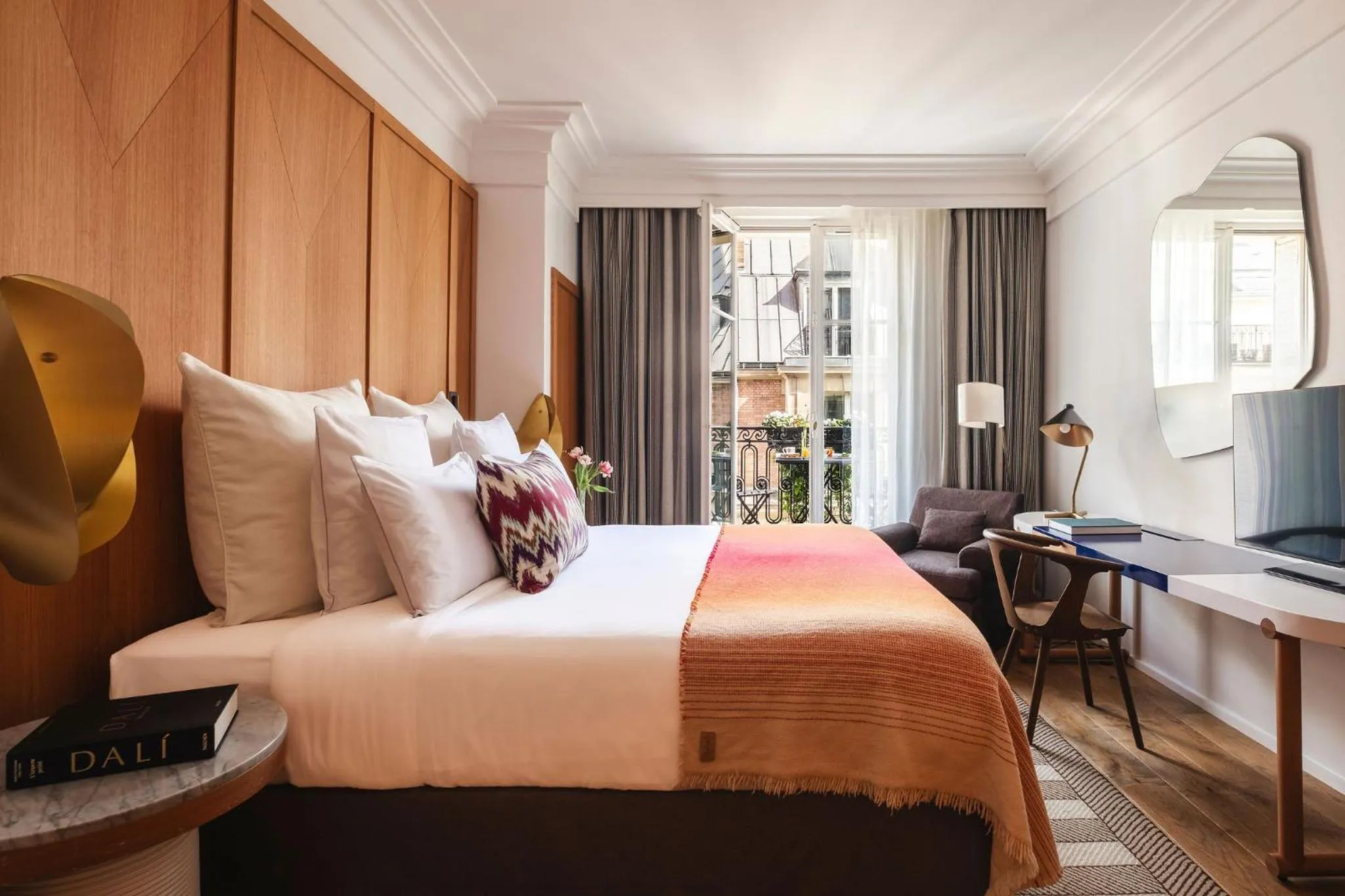 Bedroom, Bed in Hôtel Vernet Champs Elysées Paris