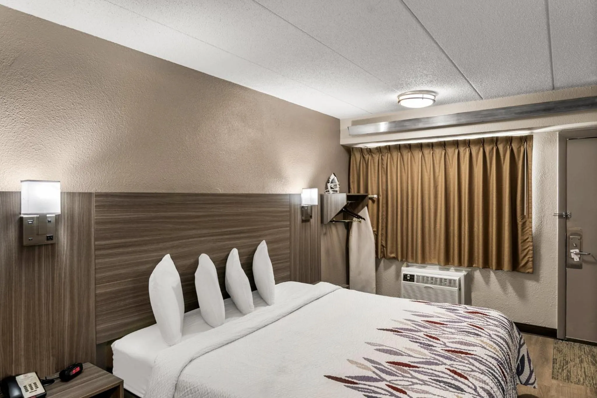 Photo of the whole room, Bed in Red Roof Inn Enfield