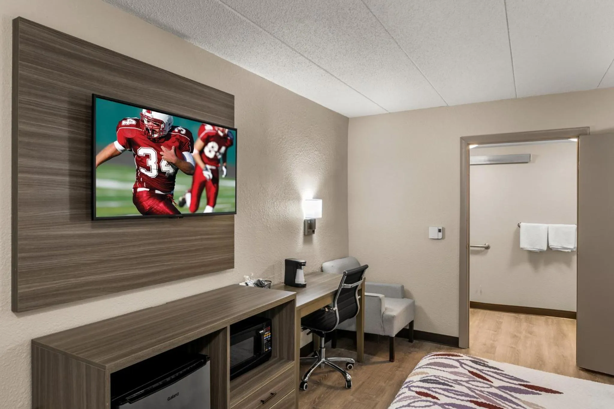 Photo of the whole room in Red Roof Inn Enfield