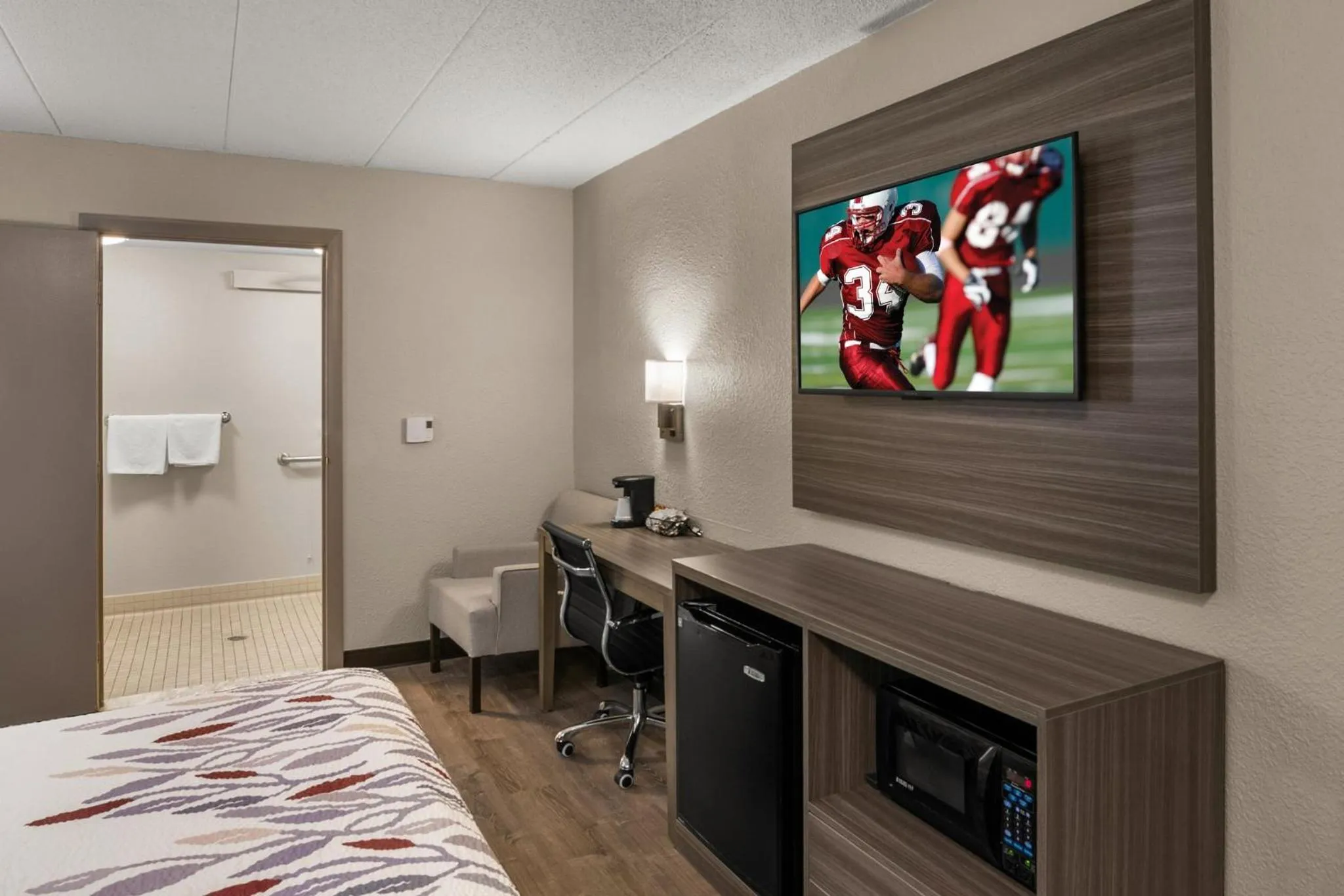 Photo of the whole room, Bed in Red Roof Inn Enfield