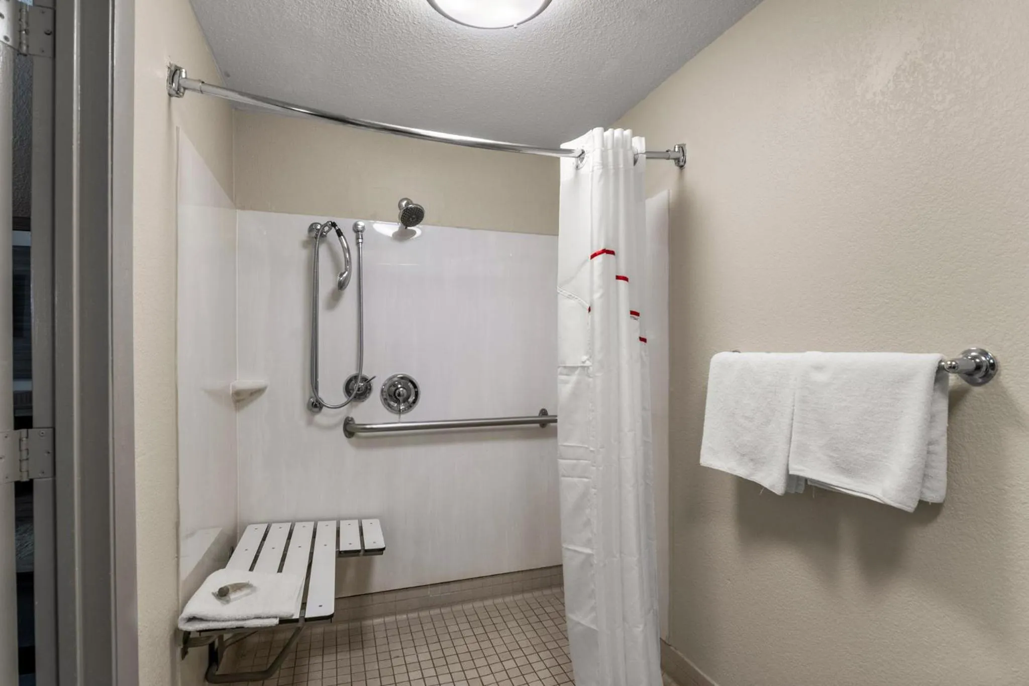 Bathroom in Red Roof Inn Enfield
