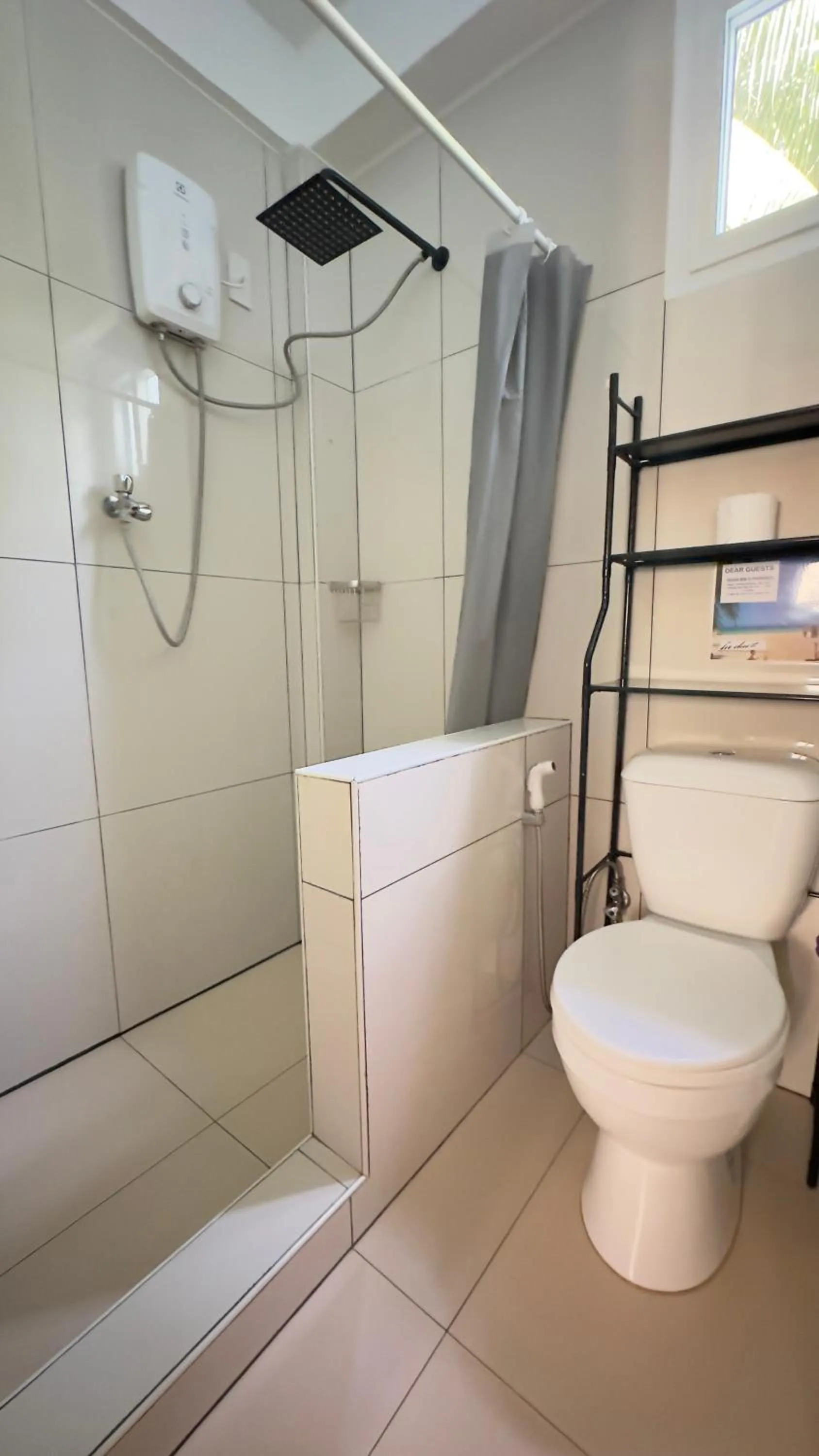 Shower in In Dai Aquasports and Beach Resort