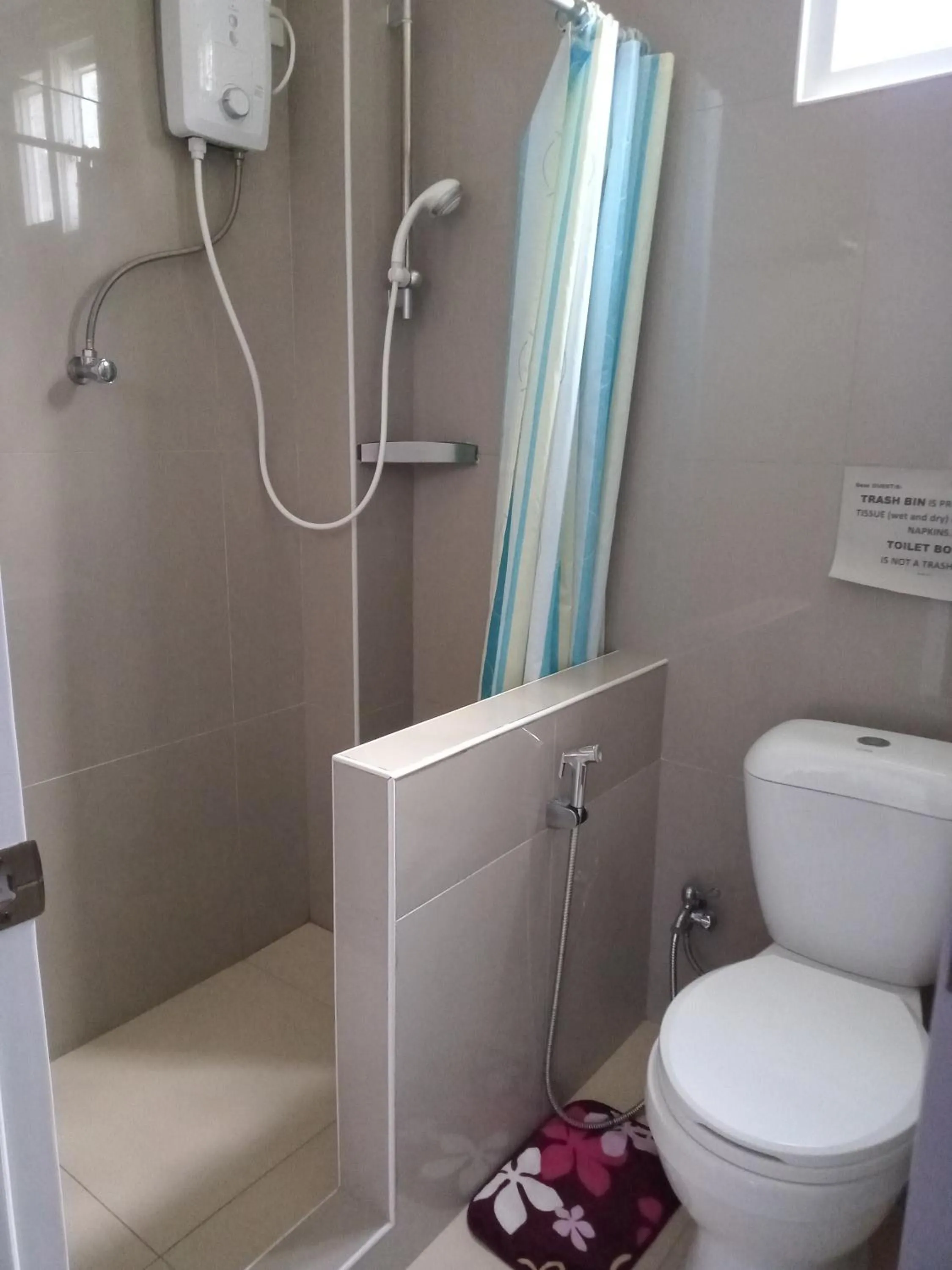 Toilet in In Dai Aquasports and Beach Resort