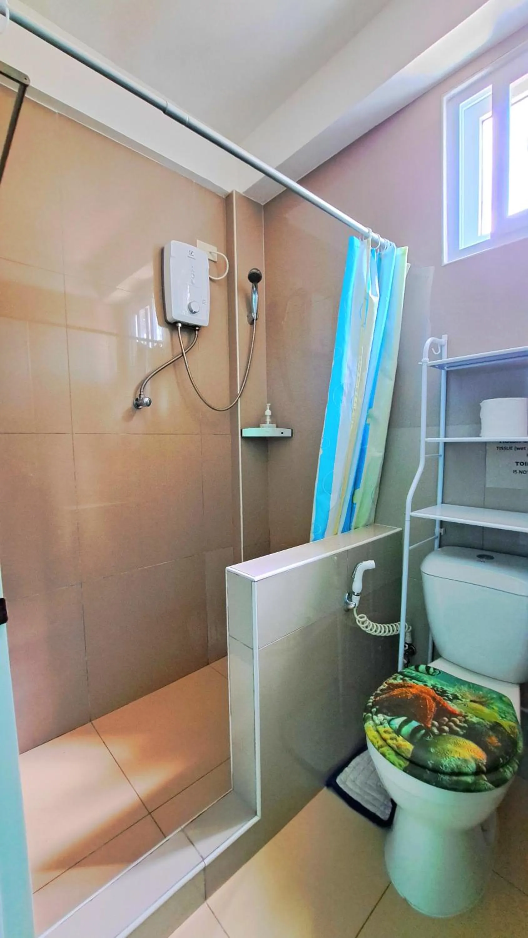 Toilet in In Dai Aquasports and Beach Resort