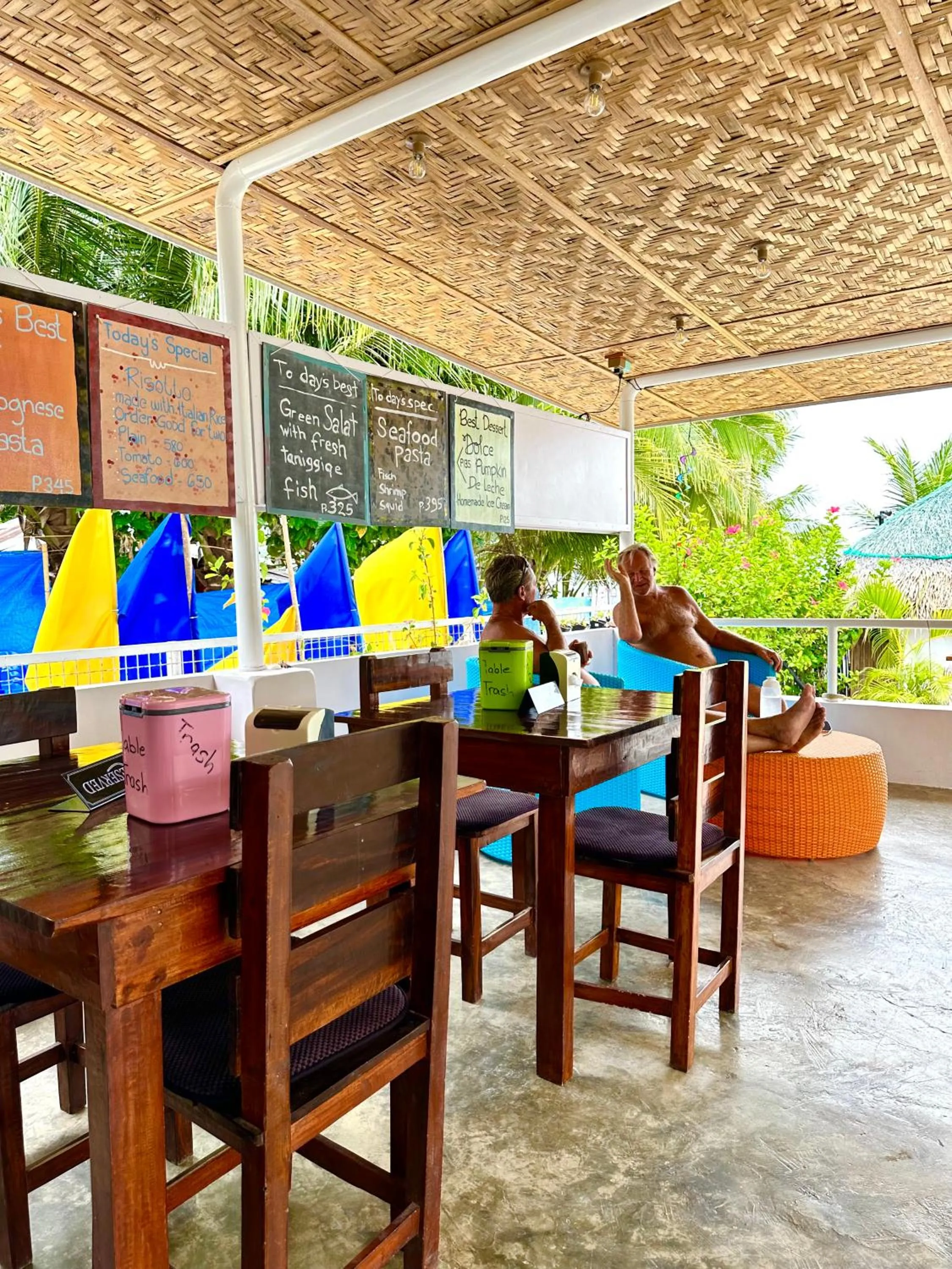 Restaurant/places to eat in In Dai Aquasports and Beach Resort