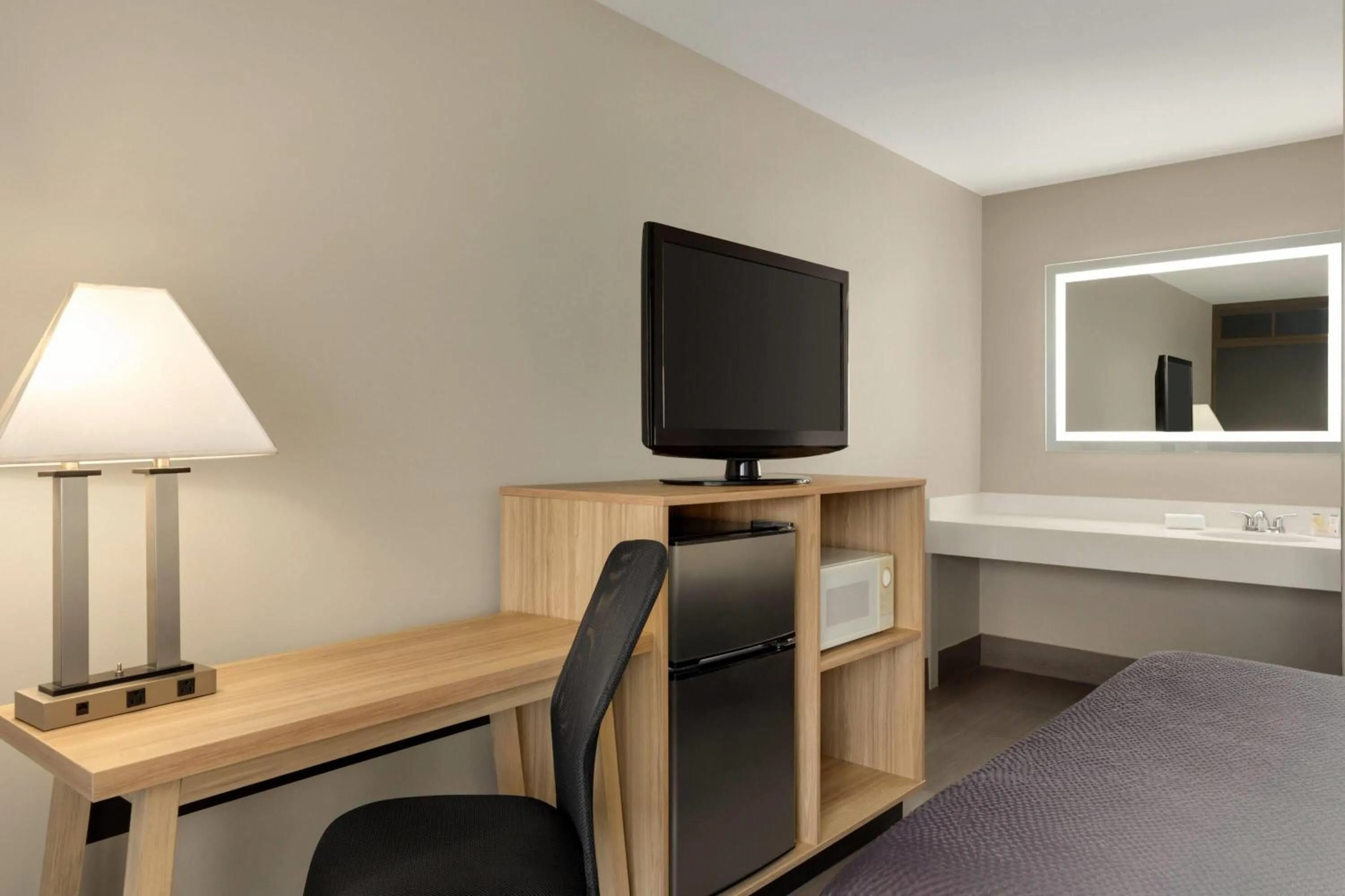 Photo of the whole room in Super 8 by Wyndham Meadowlands