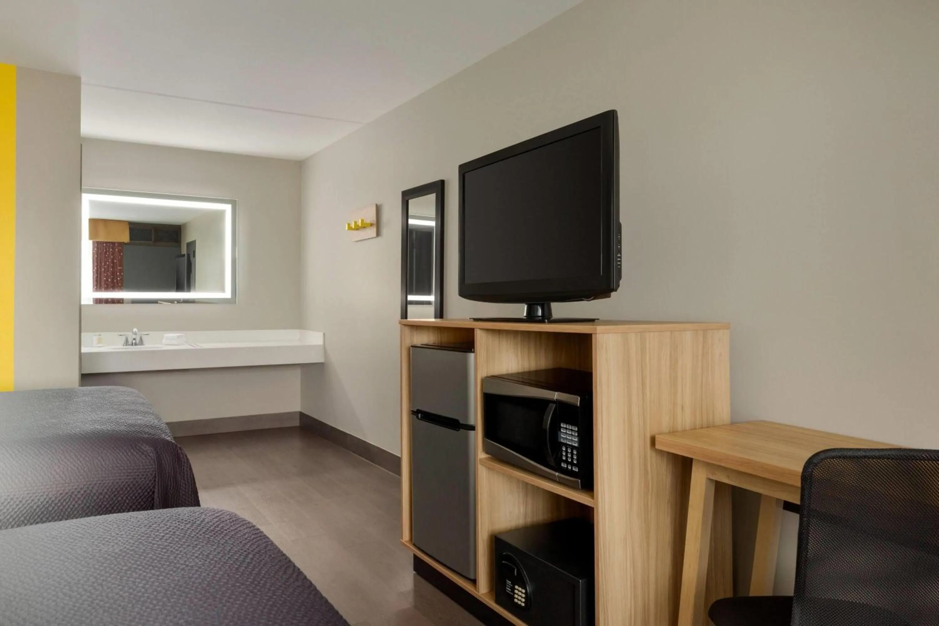 Photo of the whole room in Super 8 by Wyndham Meadowlands