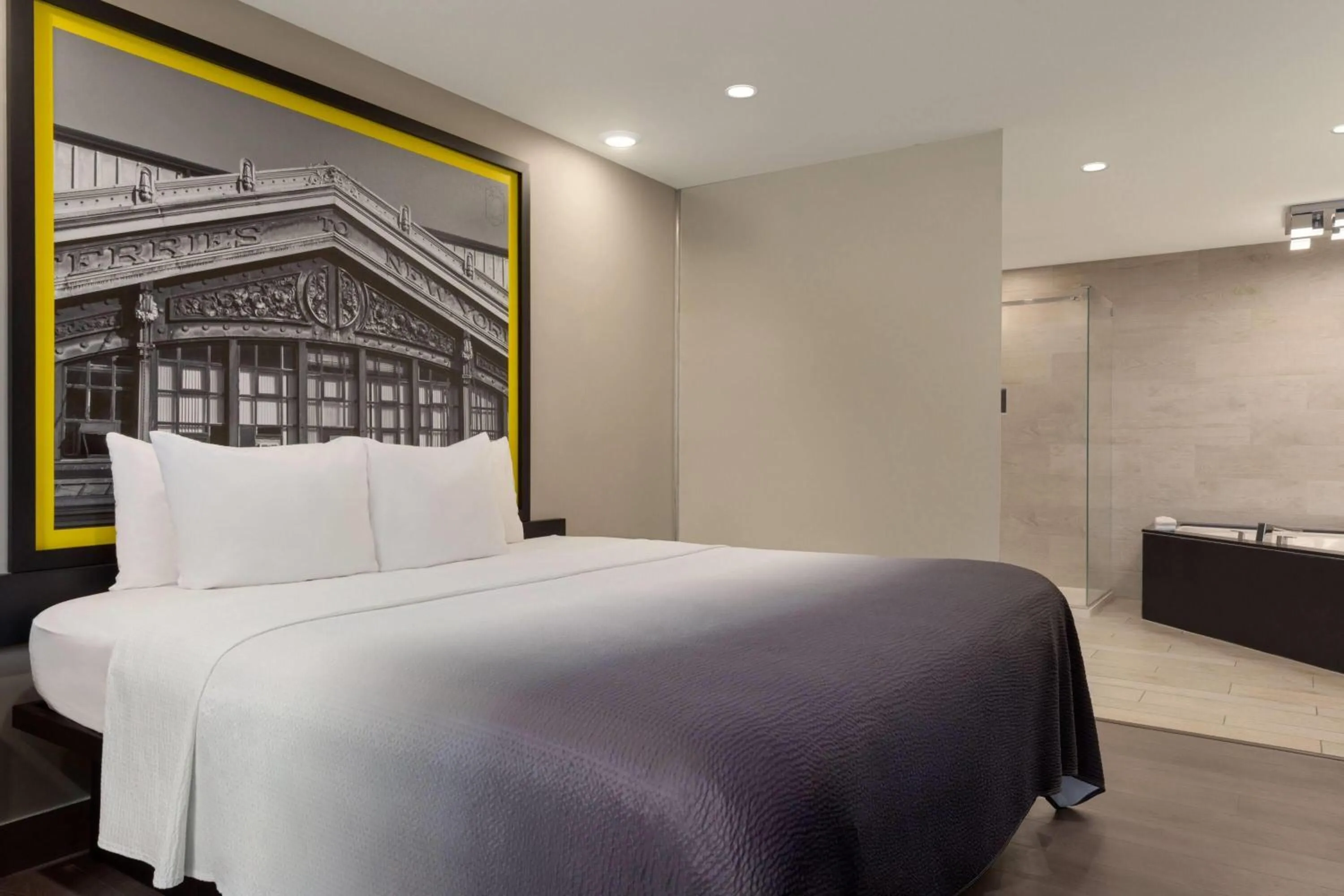 Bath, Bed in Super 8 by Wyndham Meadowlands