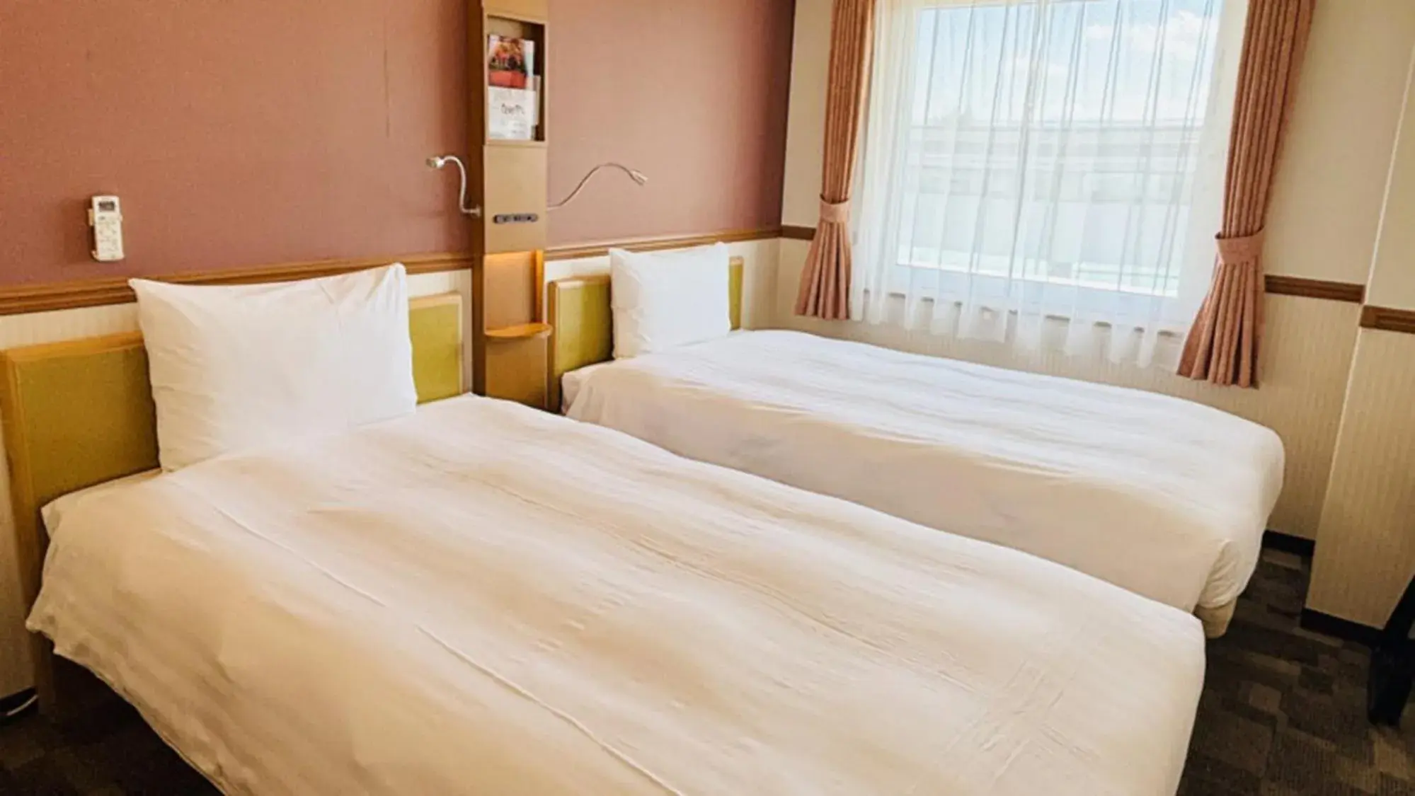 Bedroom, Bed in Toyoko Inn Sakudaira-eki Asama-guchi Bedroom, Bed in Toyoko Inn Sakudaira-eki Asama-guchi