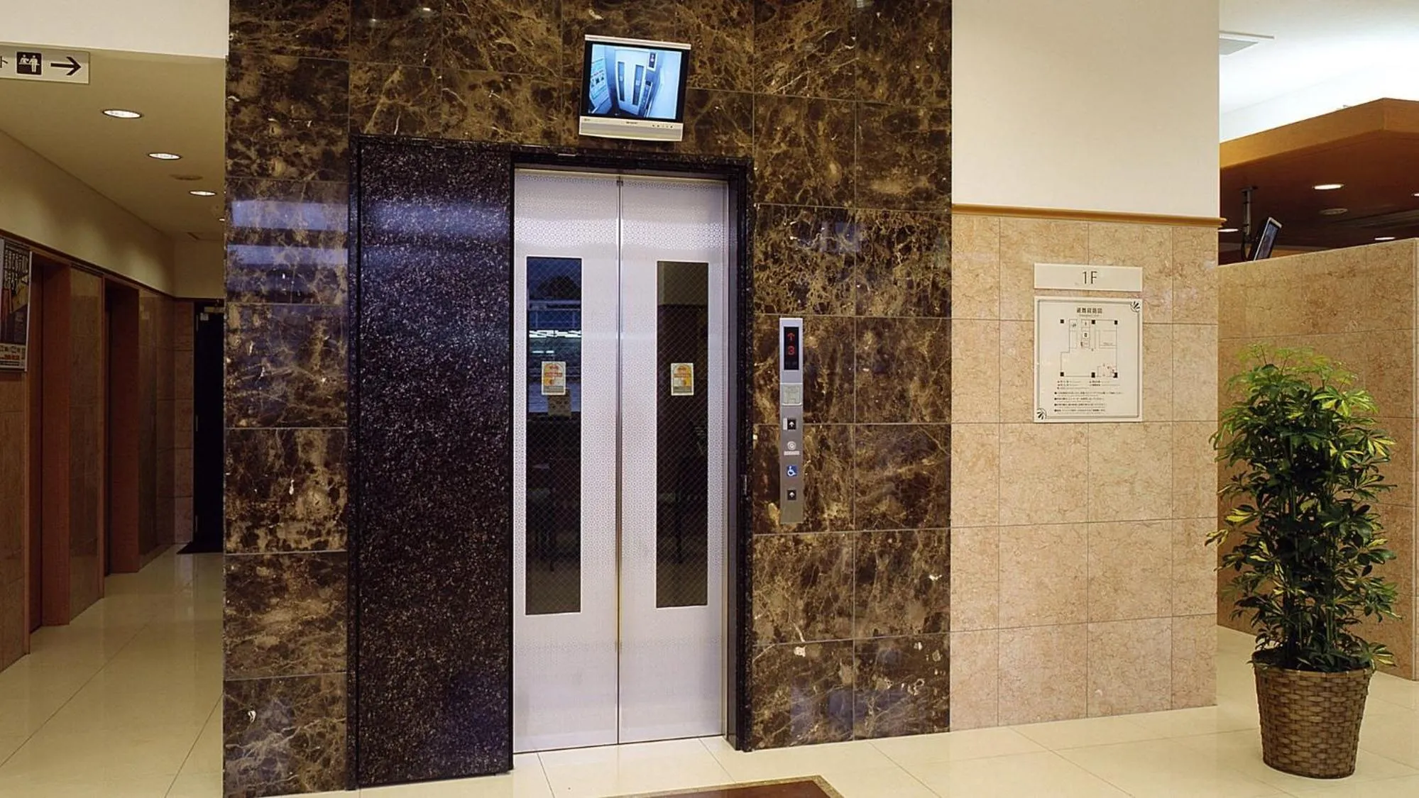 elevator in Toyoko Inn Higashi-hiroshima Saijo Ekimae