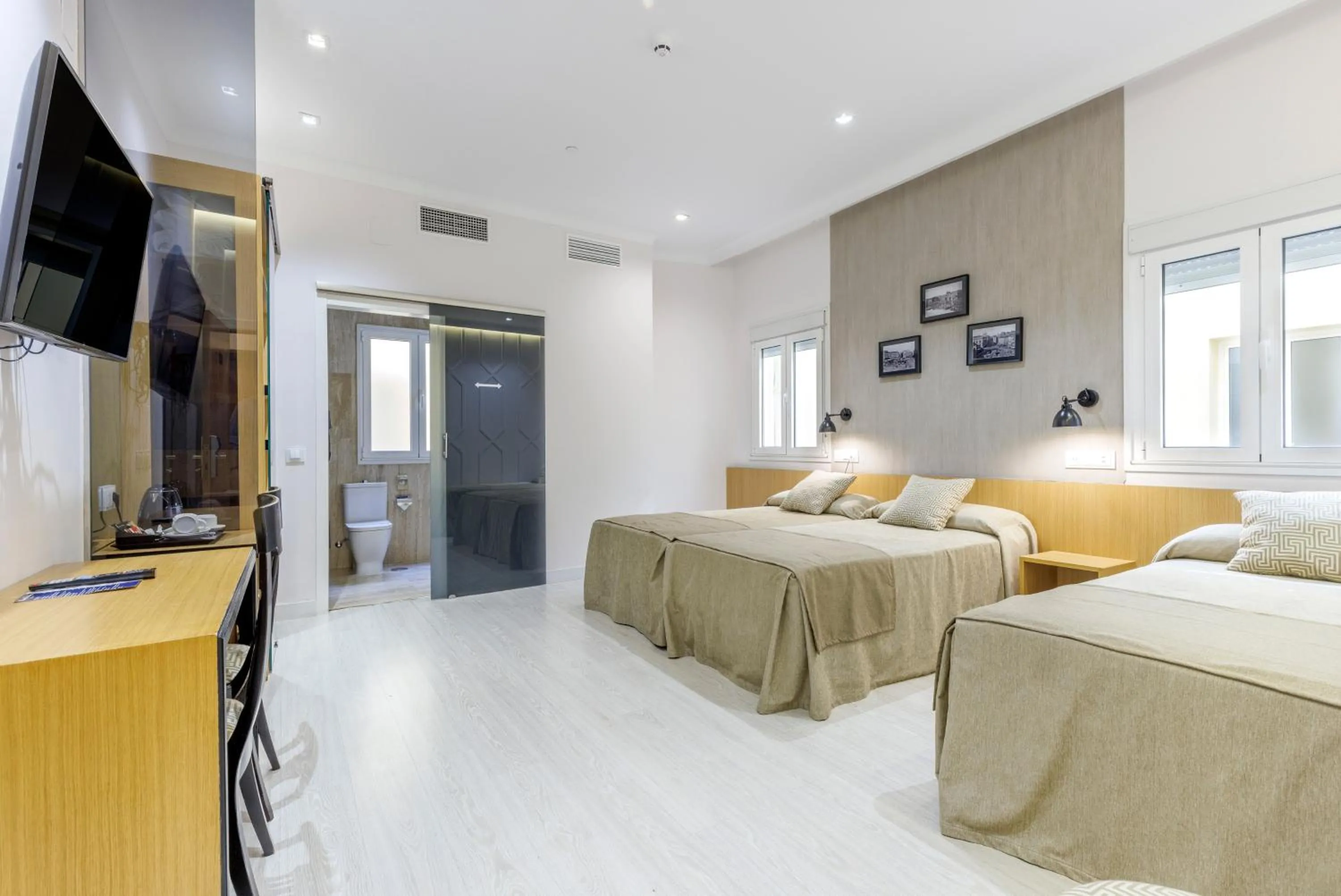 Communal lounge/ TV room, Bed in Hotel Europa