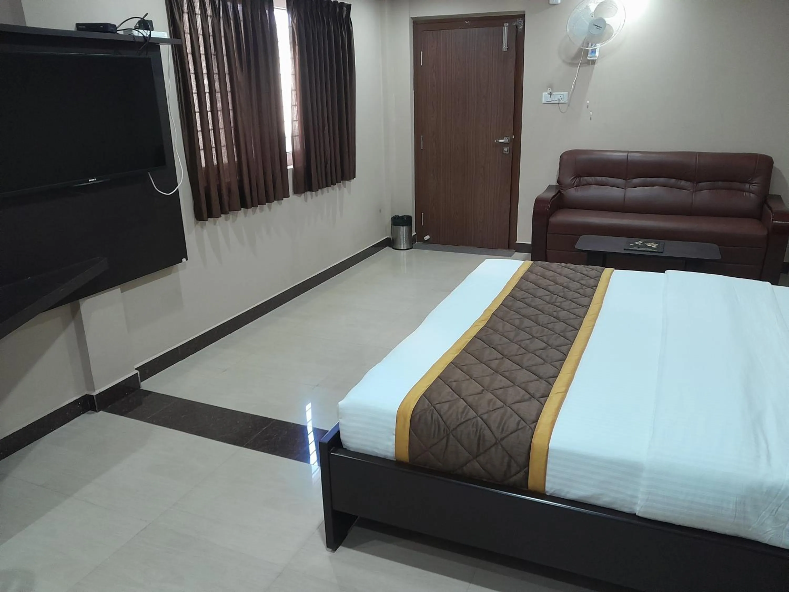 Communal lounge/ TV room in THE NISARGA GRAND