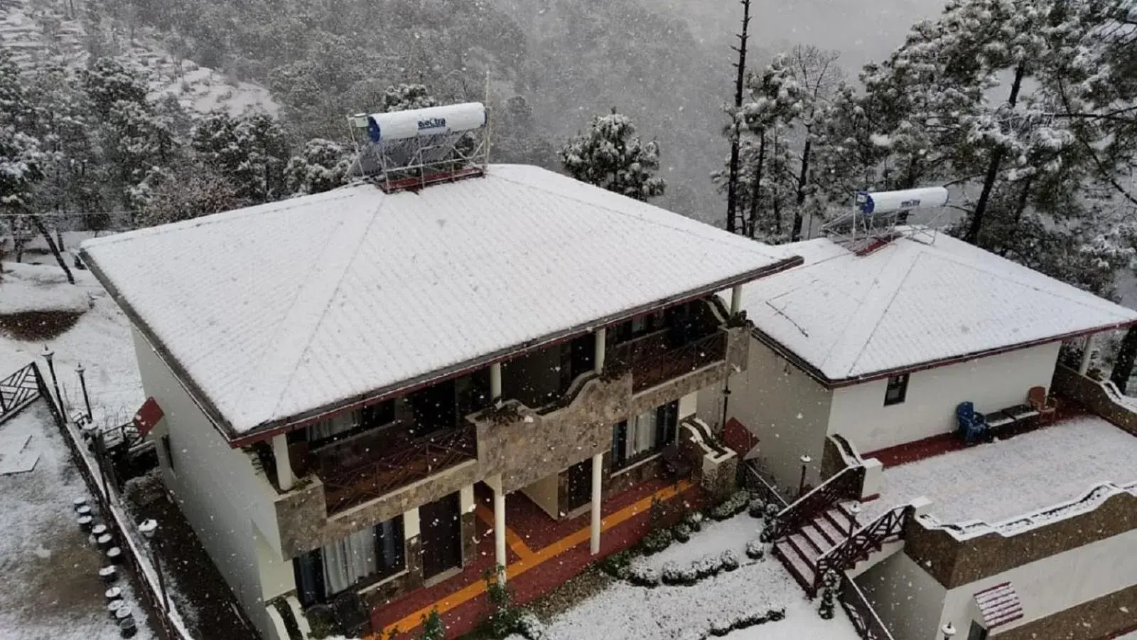 Deluxe Double Room in Boros Resorts Binsar Deluxe Double Room in Boros Resorts Binsar