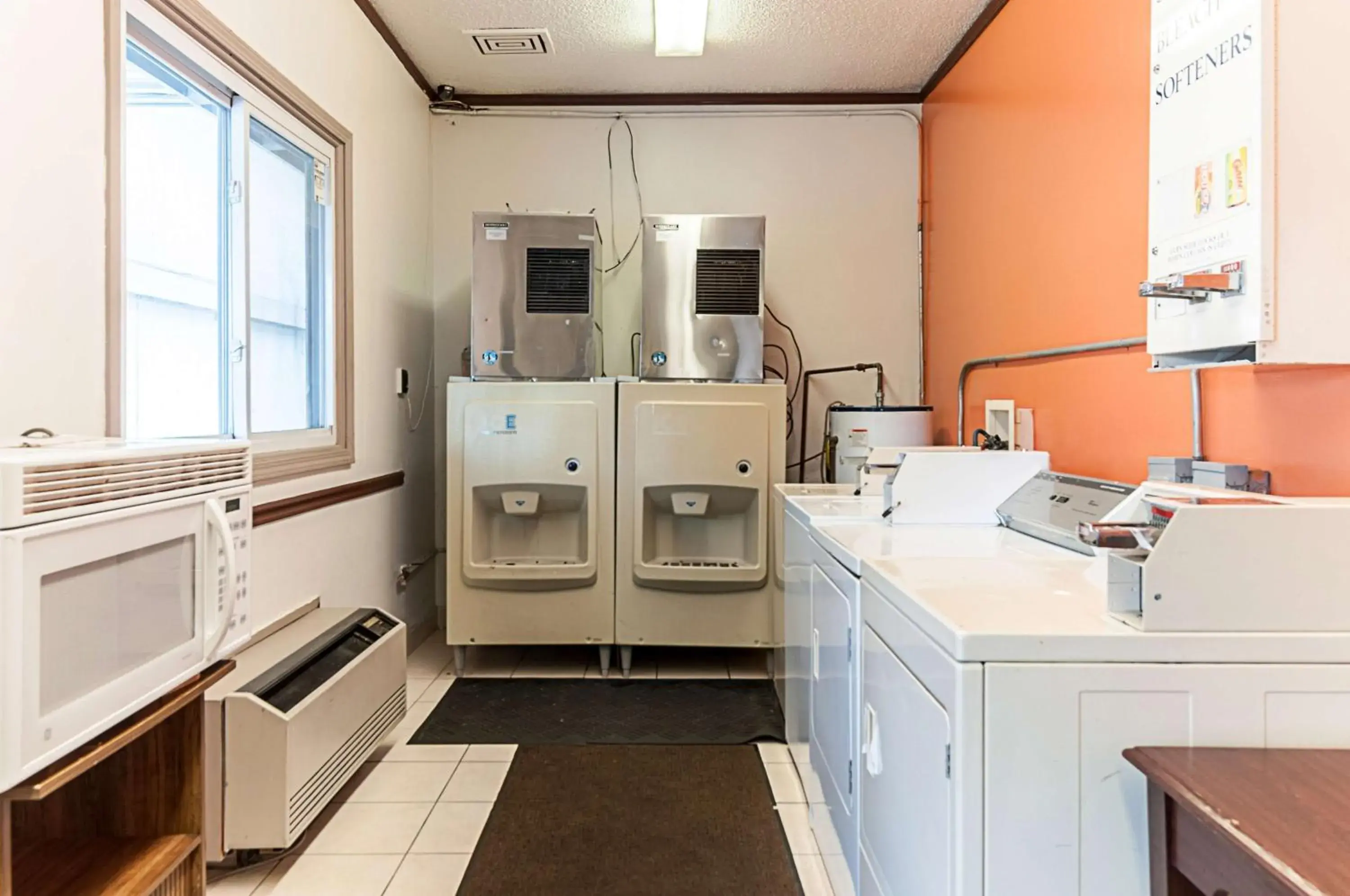 Property building, Bathroom in Motel 6-Southgate, MI - Detroit