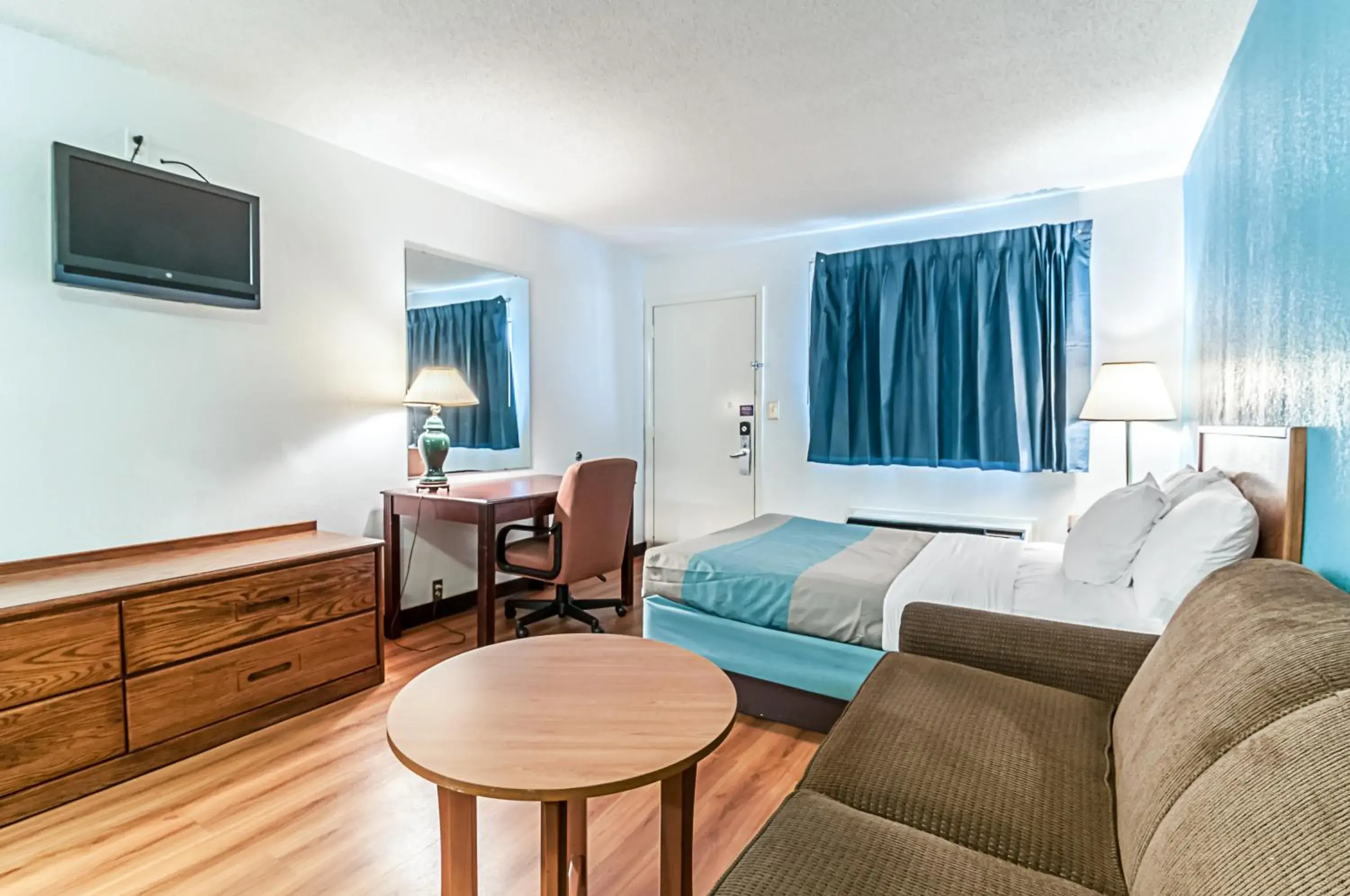 Bedroom, Seating Area in Motel 6-Southgate, MI - Detroit