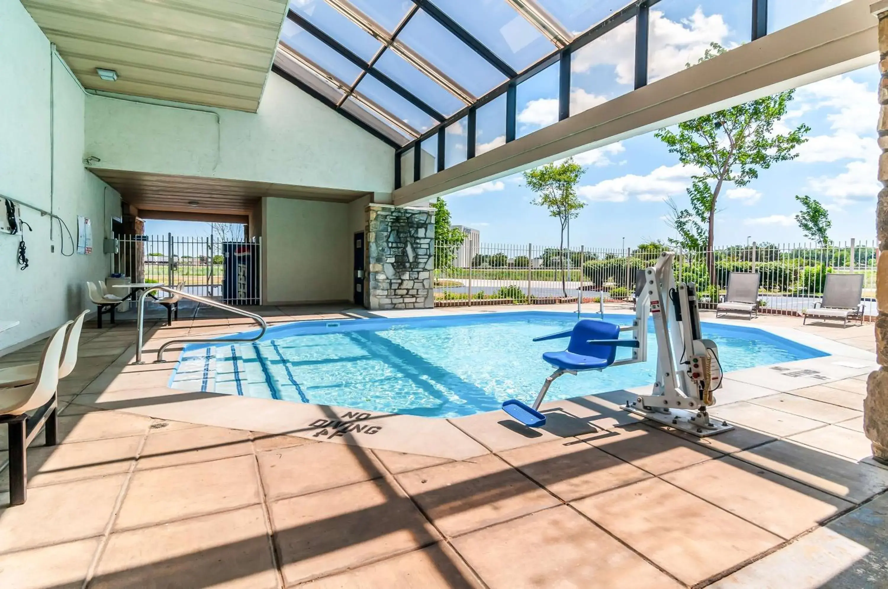 Pool view, Swimming Pool in Motel 6-Southgate, MI - Detroit