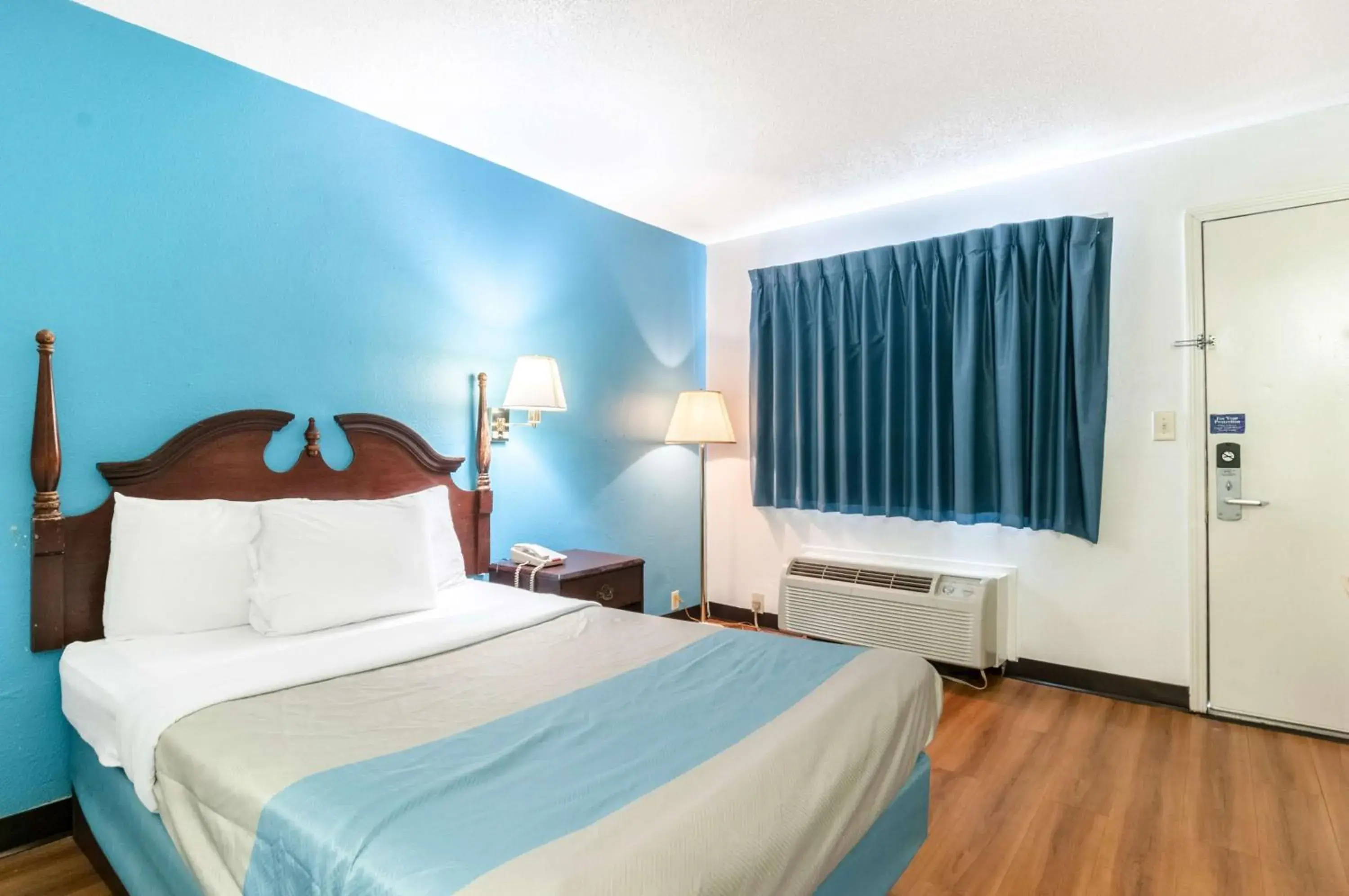 Bedroom, Bed in Motel 6-Southgate, MI - Detroit