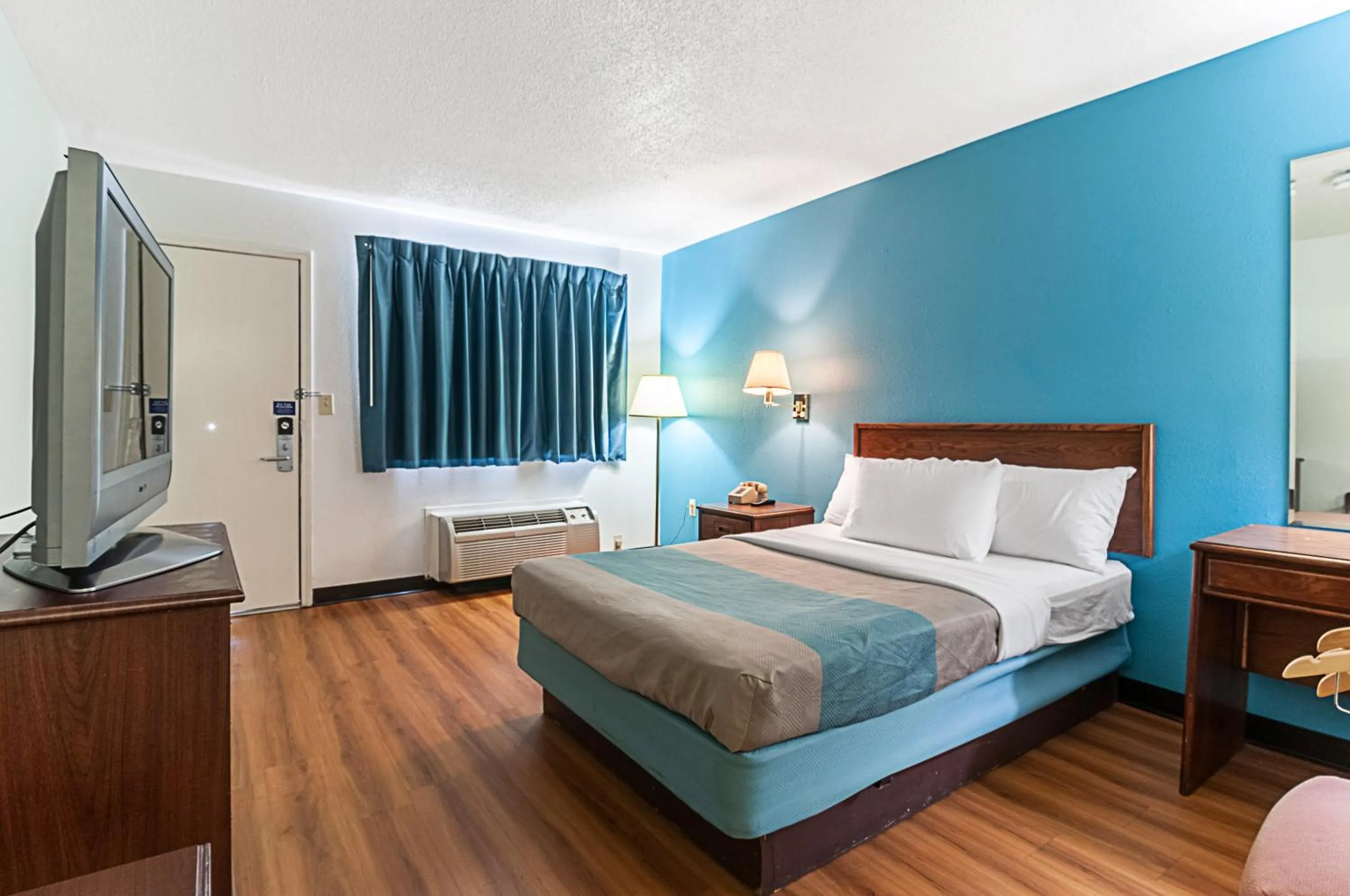 Bedroom, Bed in Motel 6-Southgate, MI - Detroit